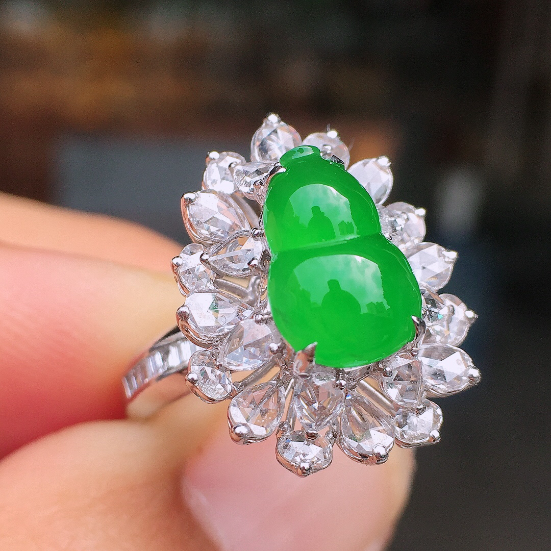 阳绿葫芦色泽均匀艳丽，玉质细腻，荧光感超
强，饱满圆润，尽显优雅气质，18k
金豪华镶嵌