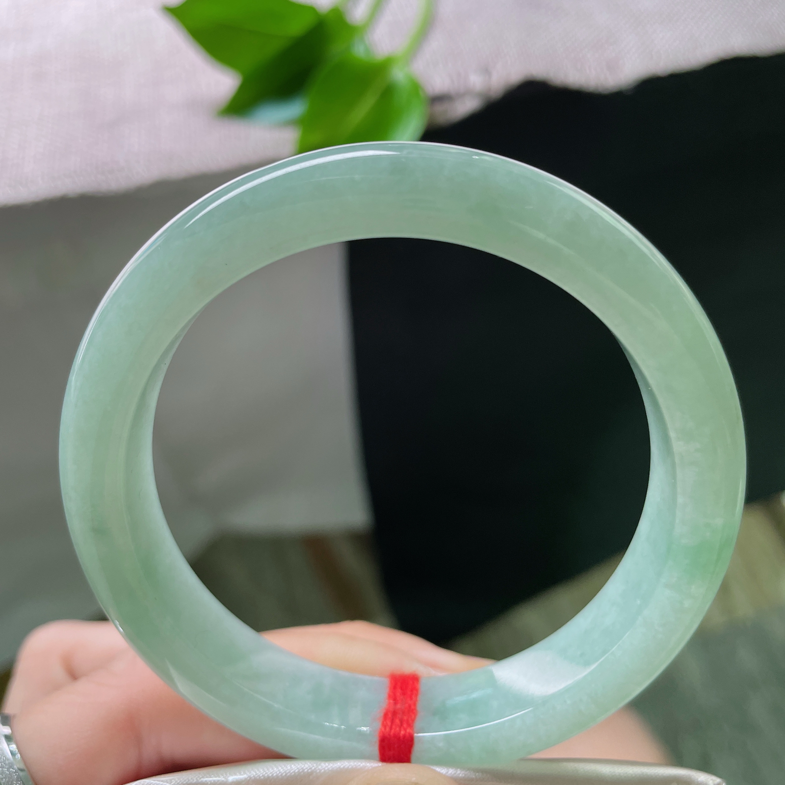 57.5/11.9/8.4，果绿正圈，色泽清丽，甜美动人，干净清爽，无纹裂