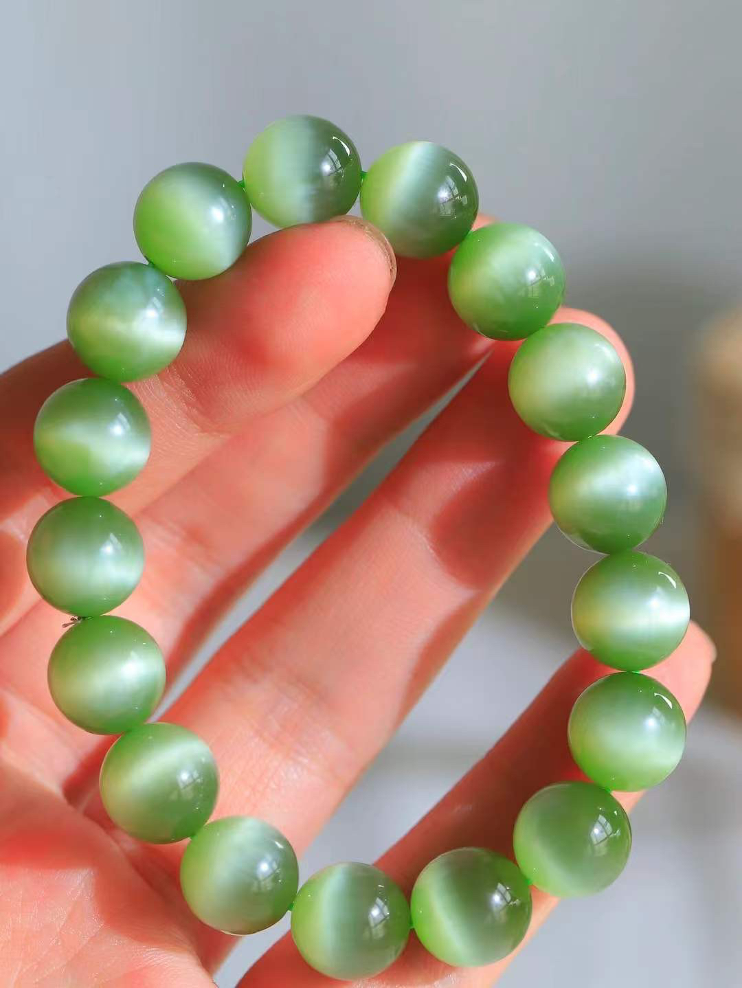 （猫眼手串）

收藏级臻品和田玉碧玉猫眼圆珠手串 质地温润灵动 猫眼儿般的光中，有波光潋滟，也有梦幻清韵。行走于市井的喧嚣，相顾不言，便得清欢。重45.7克 尺寸取一11.8mmFDT-23352953