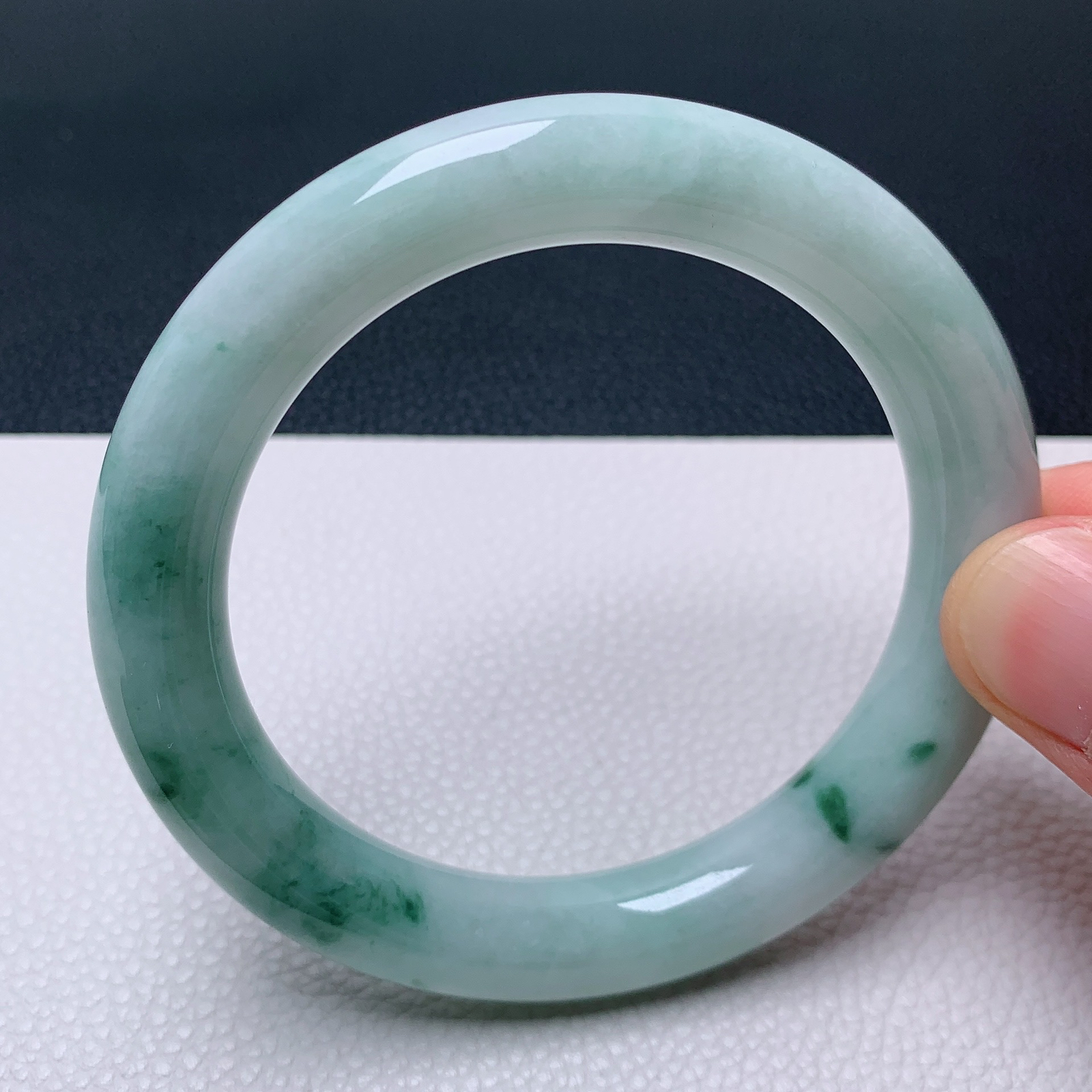 天然翡翠圈口58-59老坑飘花圆条手镯 玉质细腻 种水好 尺寸：58.3-10.6-10.6mm  M22