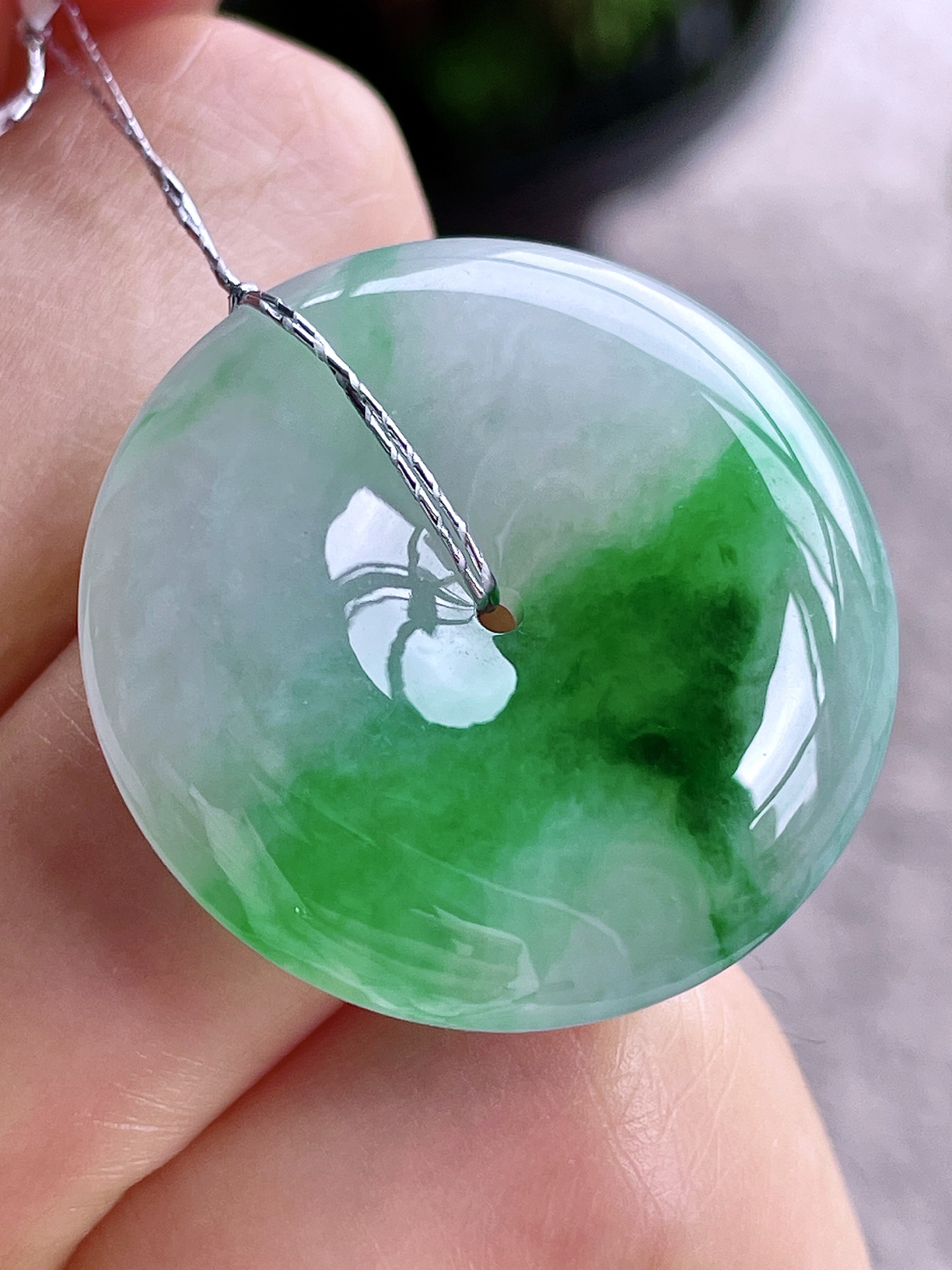 【裸石】冰飘绿花平安扣吊坠
【说明】缅料 性价比高 飘花
【尺寸】29-6.2