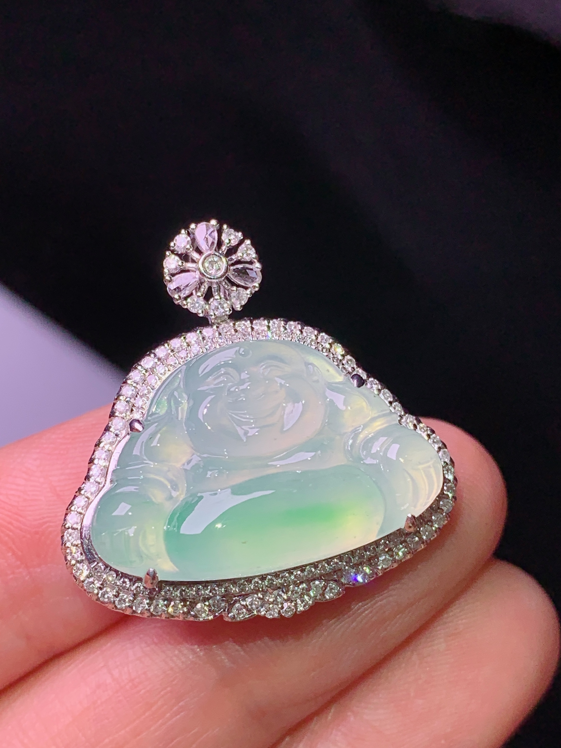 18k金钻镶嵌飘绿佛公吊坠 玉质细腻 色泽艳丽清新 水润亮眼 整体尺寸27*26.5*11.2g2