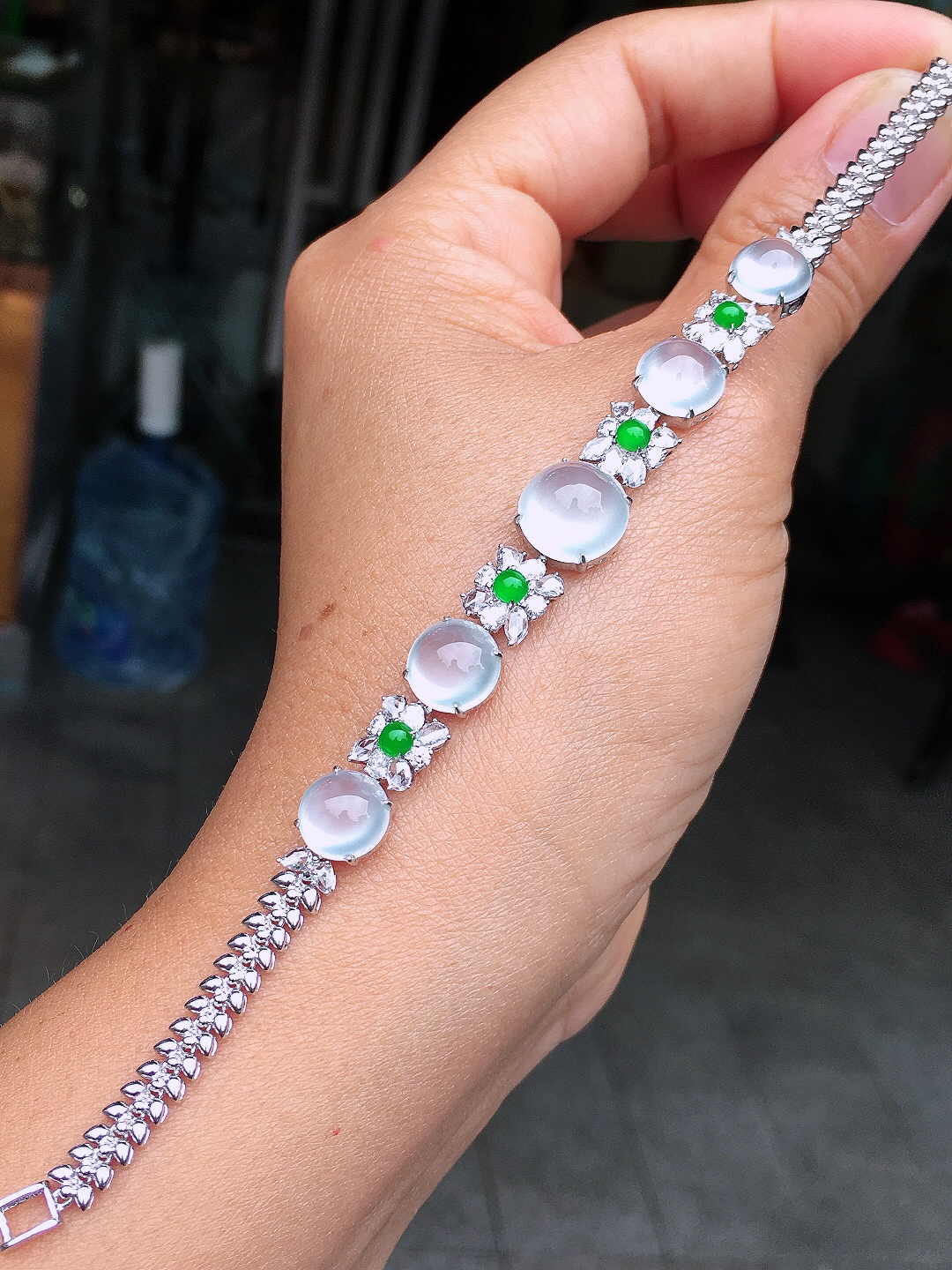 玻璃种蛋面手链，玉质细腻，荧光感超
强，饱满圆润，尽显优雅气质，18k
金豪华镶嵌