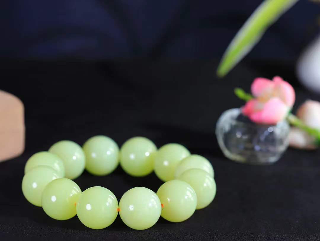 【珠圆玉润.手串】

精品️和田玉黄口珠圆玉润手串 玉质温润细腻  整串打磨圆润，佩戴舒适。珠珠落