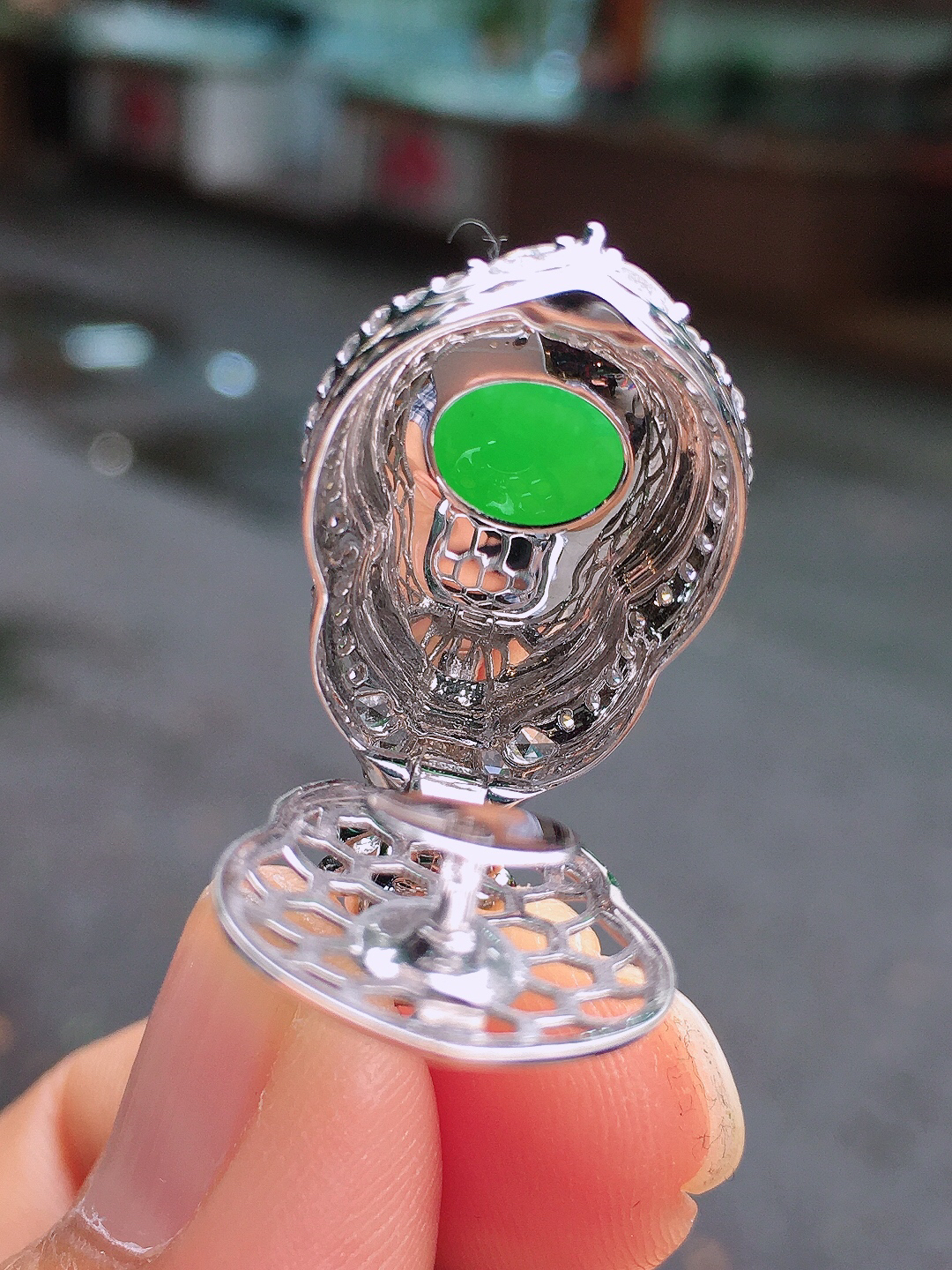 阳绿葫芦吊坠，色泽均匀艳丽，玉质细腻，荧光感超
强，饱满圆润，尽显优雅气质，18k
金豪华镶嵌