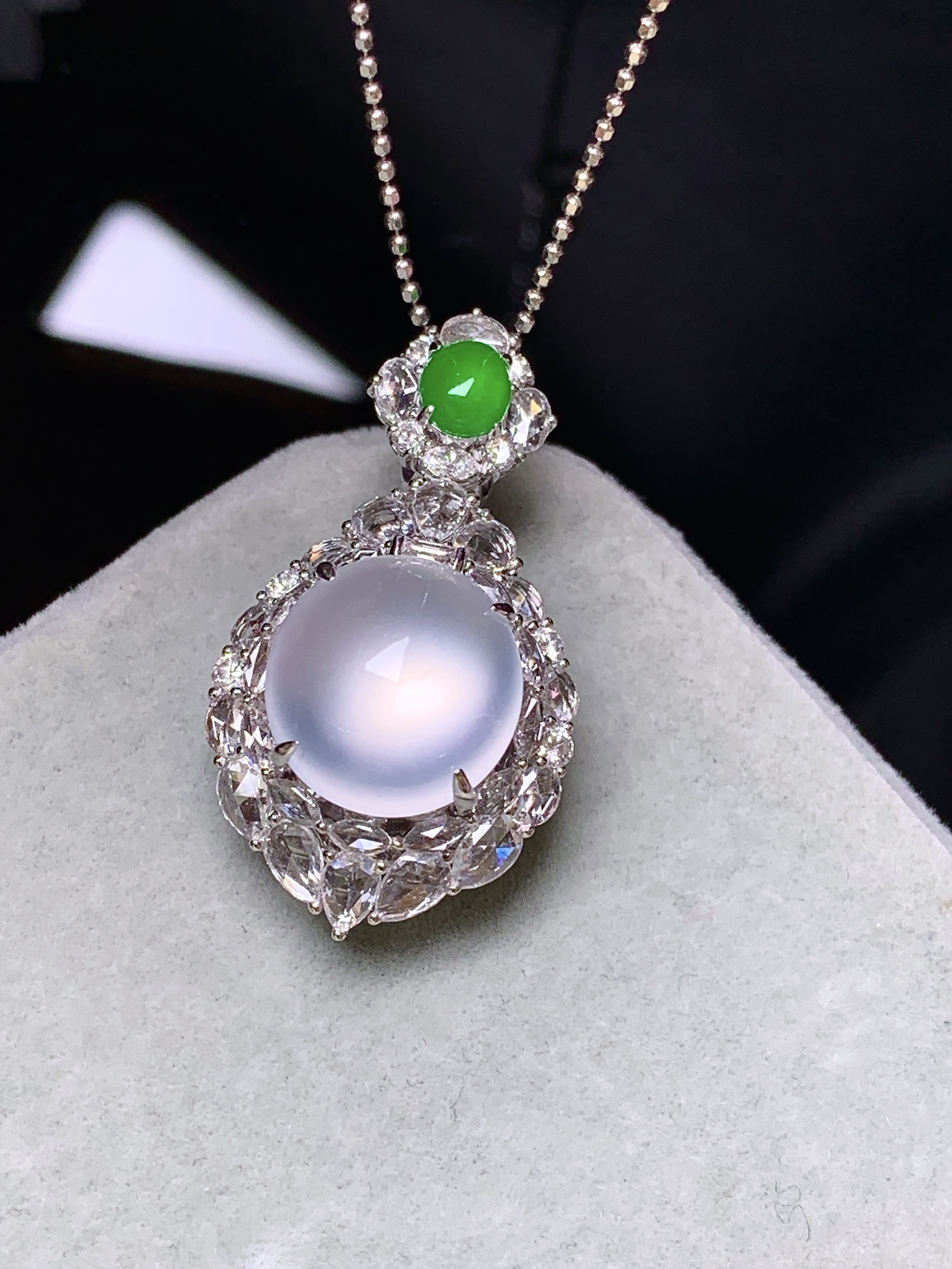 18k金钻镶嵌玻璃种蛋面吊坠 玉质细腻 色泽艳丽清新 水润亮眼 整体尺寸30*16.5*12.5j4