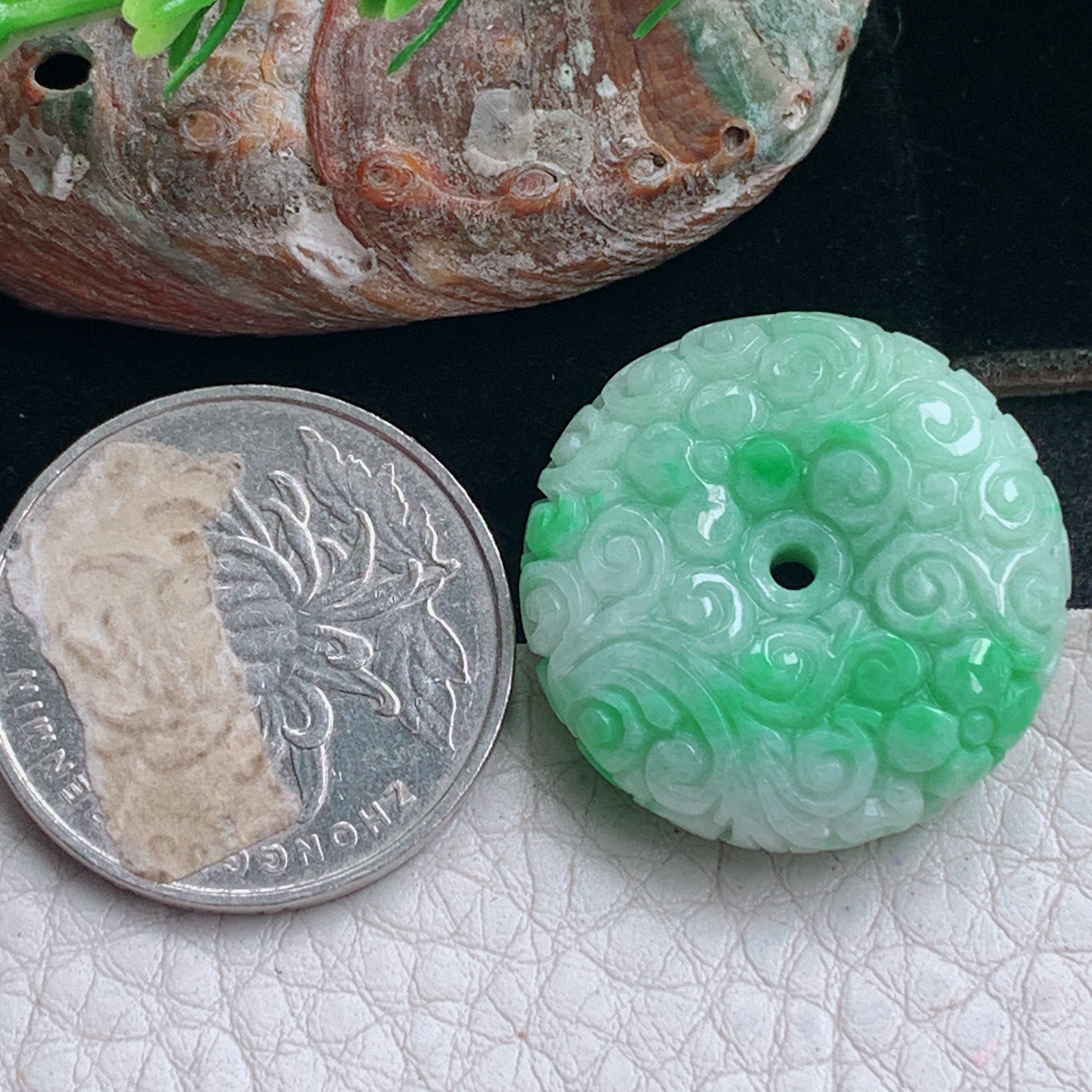 py实拍25*7.8缅甸翡翠飘绿平安扣 玉扣玉吊坠 玉挂件