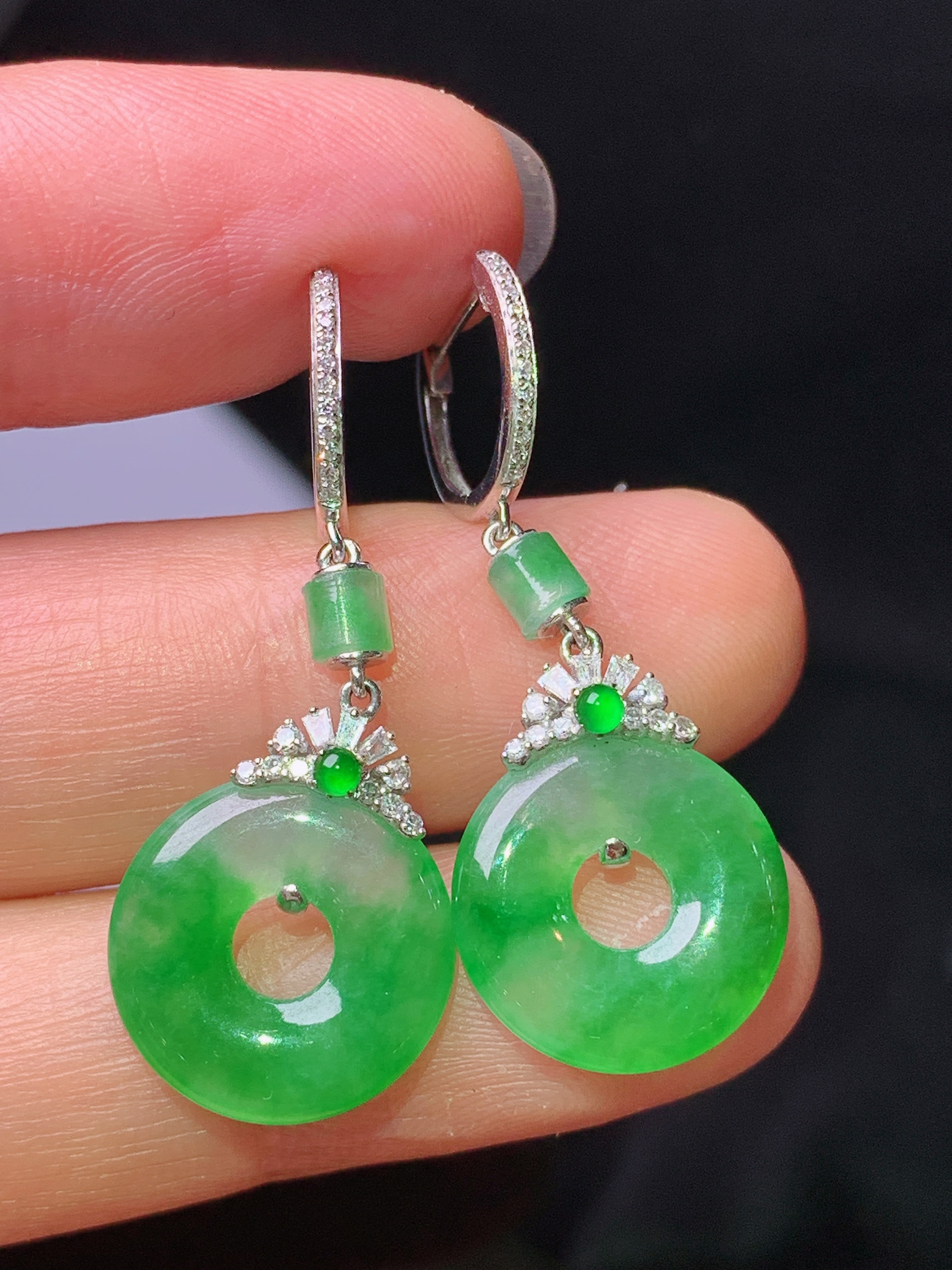 18k金钻镶嵌翠绿平安环耳坠 玉质细腻 色泽艳丽清新 水润亮眼 整体尺寸33*13.5*2.8y4