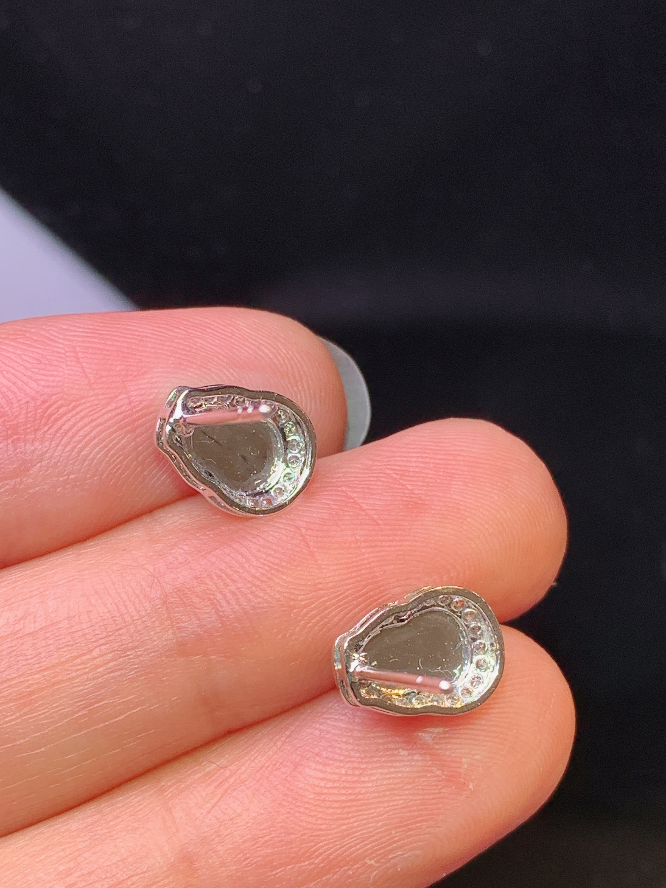 18k金钻镶嵌满绿葫芦耳钉 玉质细腻 色泽艳丽清新 水润亮眼 整体尺寸9.3*7*5.6f1