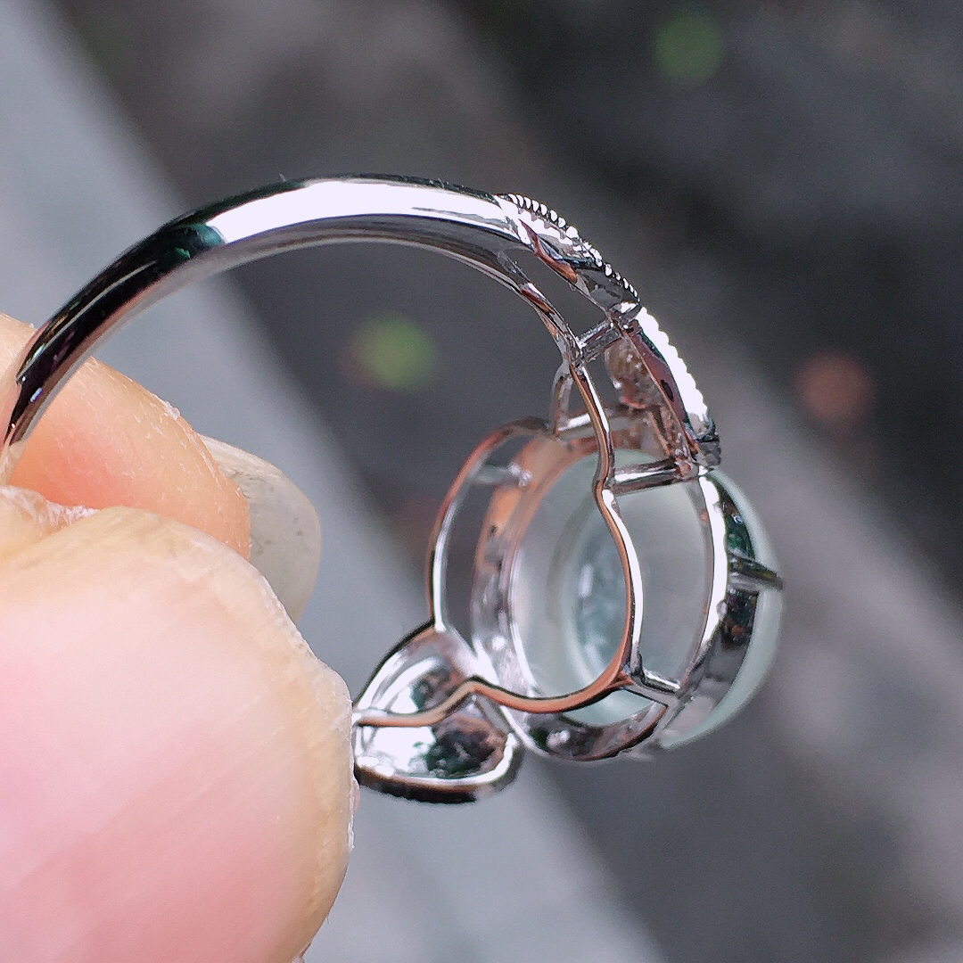 冰种蛋面戒指，玉质细腻，荧光感超
强，饱满圆润，尽显优雅气质，18k
金豪华镶嵌