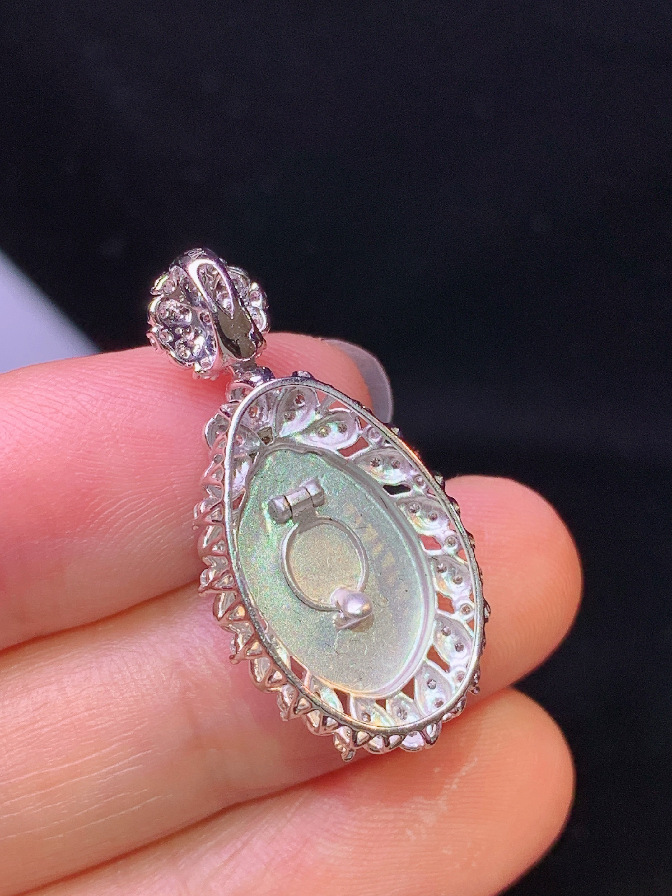 18k金钻镶嵌满绿福瓜吊坠 玉质细腻 色泽艳丽清新 水润亮眼 整体尺寸29*14.8*8.3c2