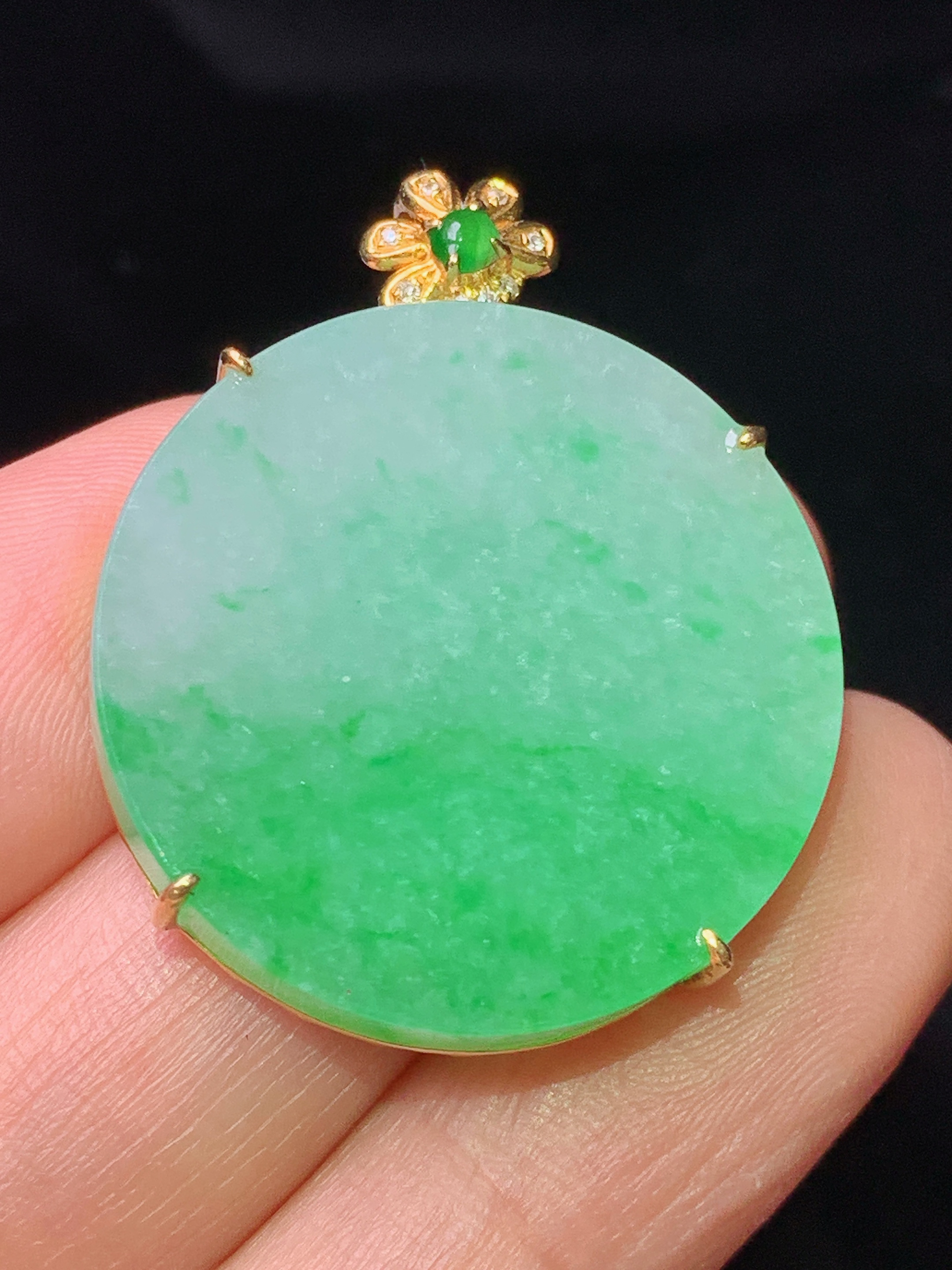 18k金钻镶嵌翠绿圆牌吊坠 玉质细腻 色泽艳丽清新 水润亮眼 整体尺寸32.5*25.6*6.5b1