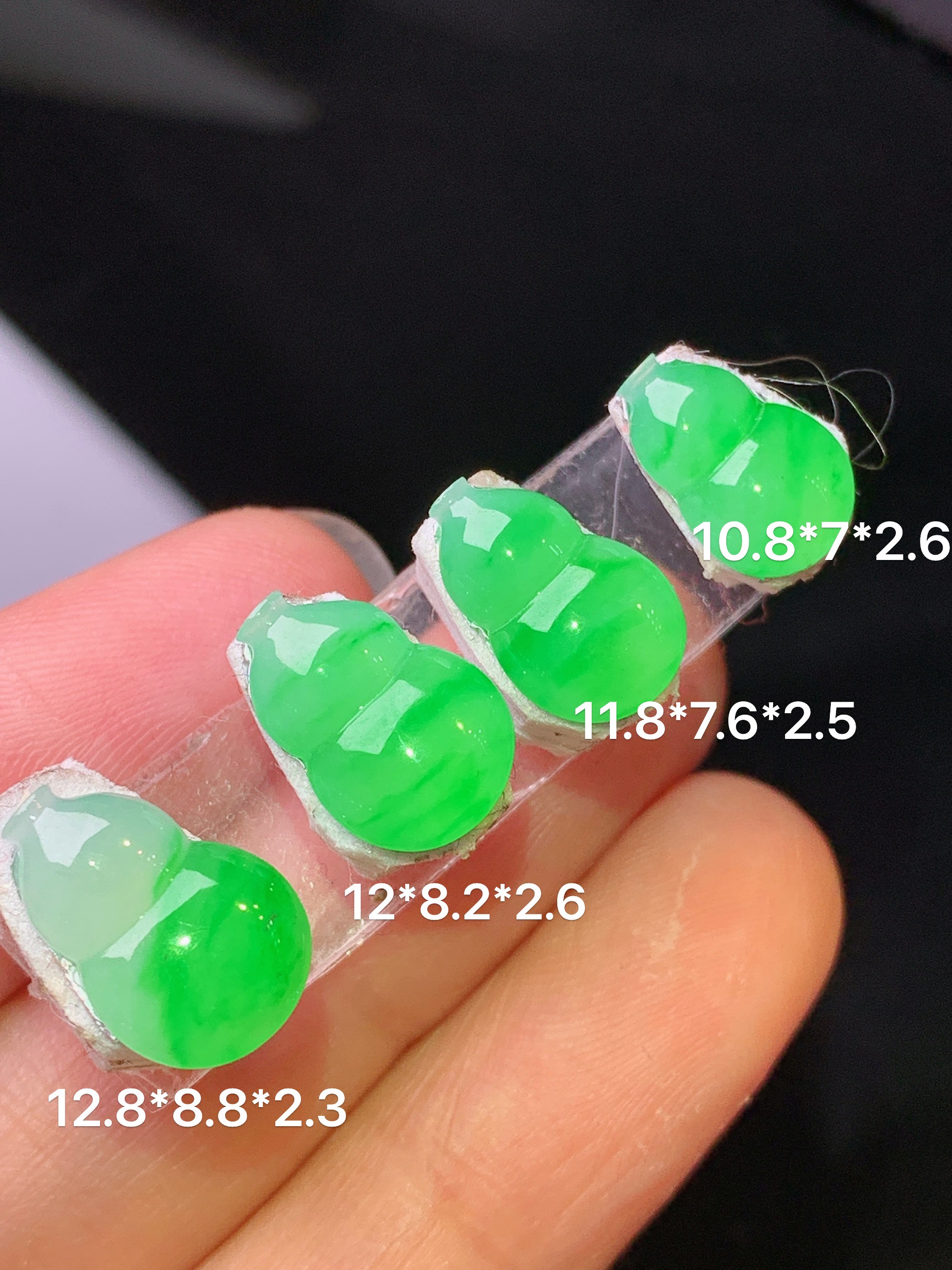 镶嵌款 翠绿葫芦一手 玉质细腻 色泽艳丽清新 水润亮眼 整体尺寸12.8*8.8*2.3j3