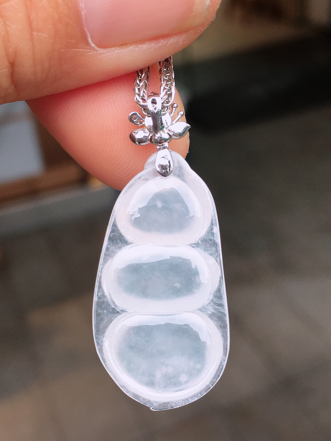 冰种福豆吊坠，玉质细腻，荧光感超
强，饱满圆润，尽显优雅气质，18k
金豪华镶嵌