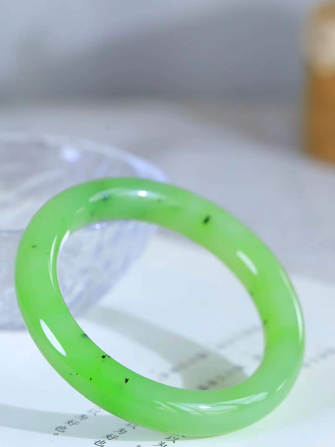 （碧色荡漾.手镯）

收藏级臻品和田玉碧玉手镯，灼灼其华想像靓妆淡伫 ，腕间绿意跳脱冰壶莹，坐间静对，姑射仙姿潇洒处，艳冶最奇料子油润滋腻镯型饱满，手感上佳。重62.8克   内径57mm尺寸12-10.5mm  24352913T