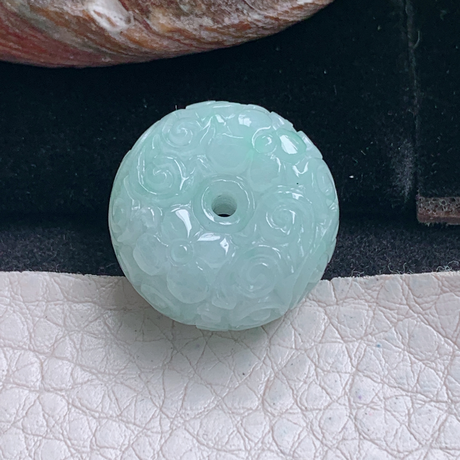 py实拍20*11.8缅甸翡翠冰润飘绿面包扣 玉扣玉吊坠 玉挂件