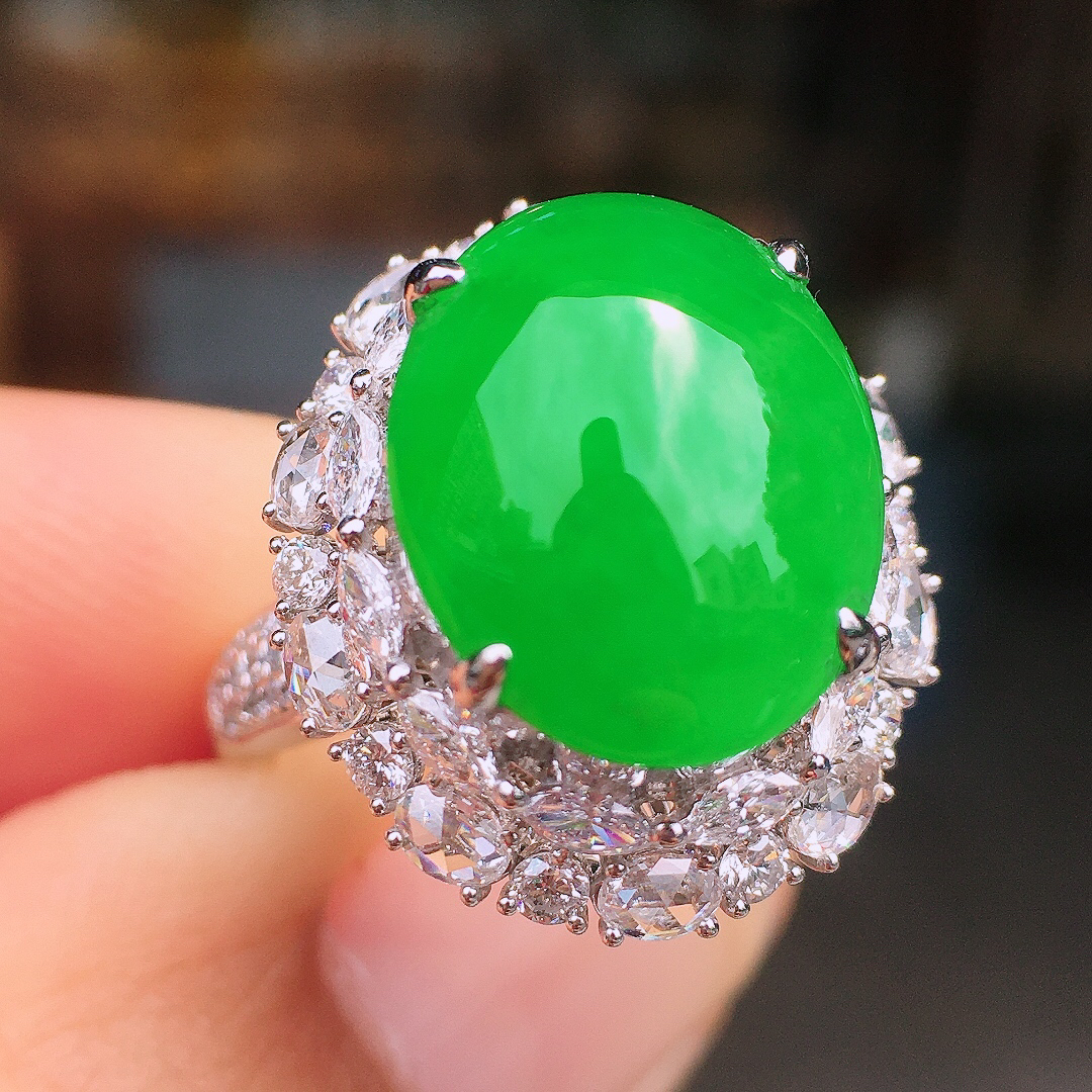 阳绿蛋面戒指，色泽均匀艳丽，玉质细腻，荧光感超
强，饱满圆润，尽显优雅气质，18k
金豪华镶嵌