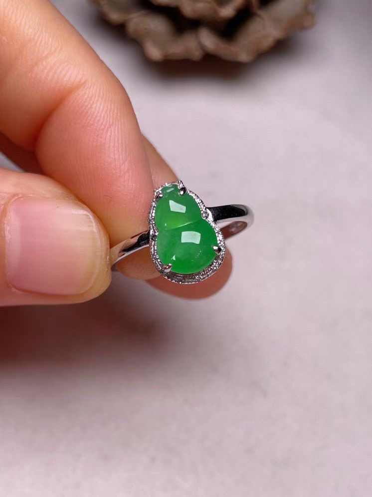 冰种阳绿葫芦戒指、真金真钻镶嵌，种水好，玉质细腻 .裸石尺寸 9.8*6.6