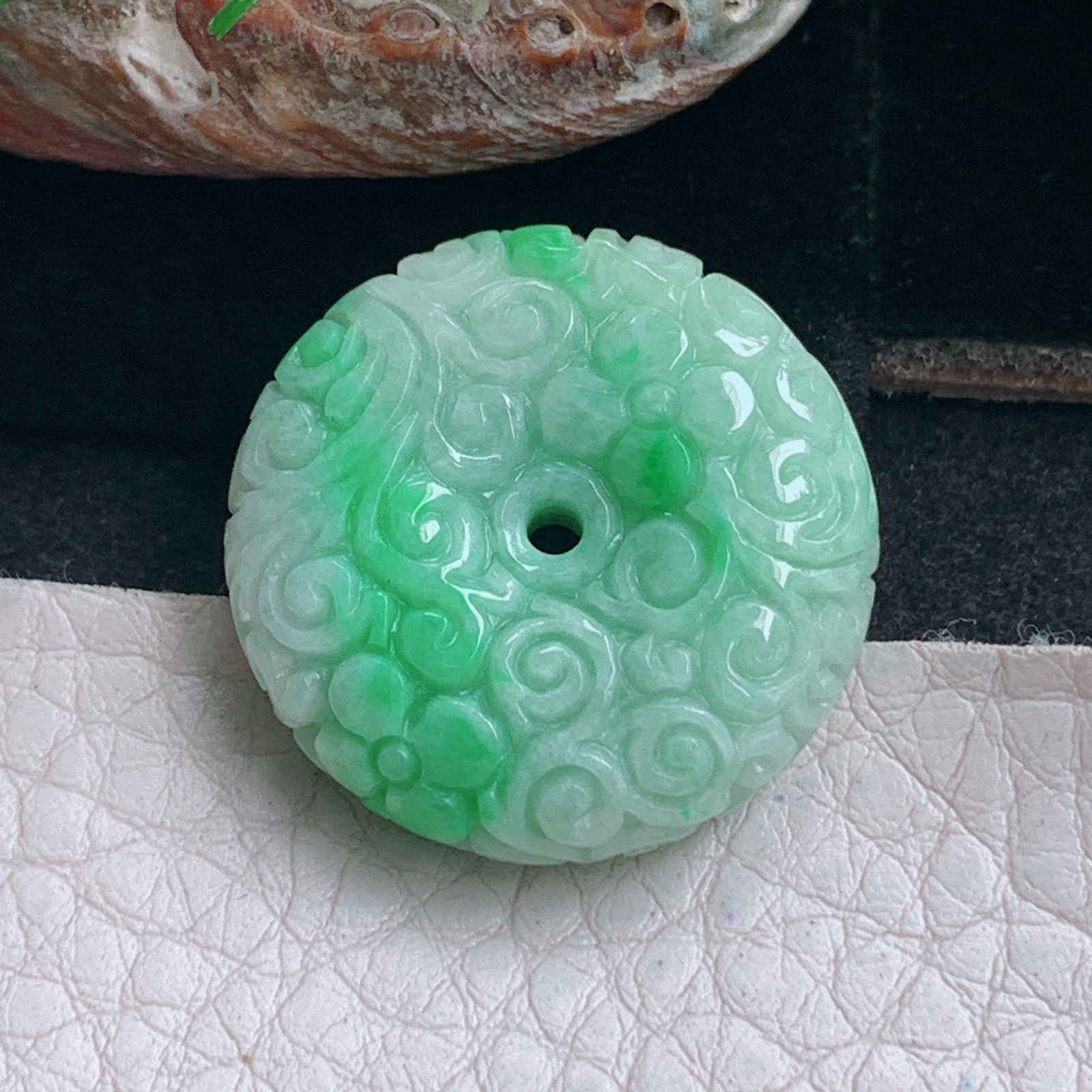 py实拍25*7.8缅甸翡翠飘绿平安扣 玉扣玉吊坠 玉挂件