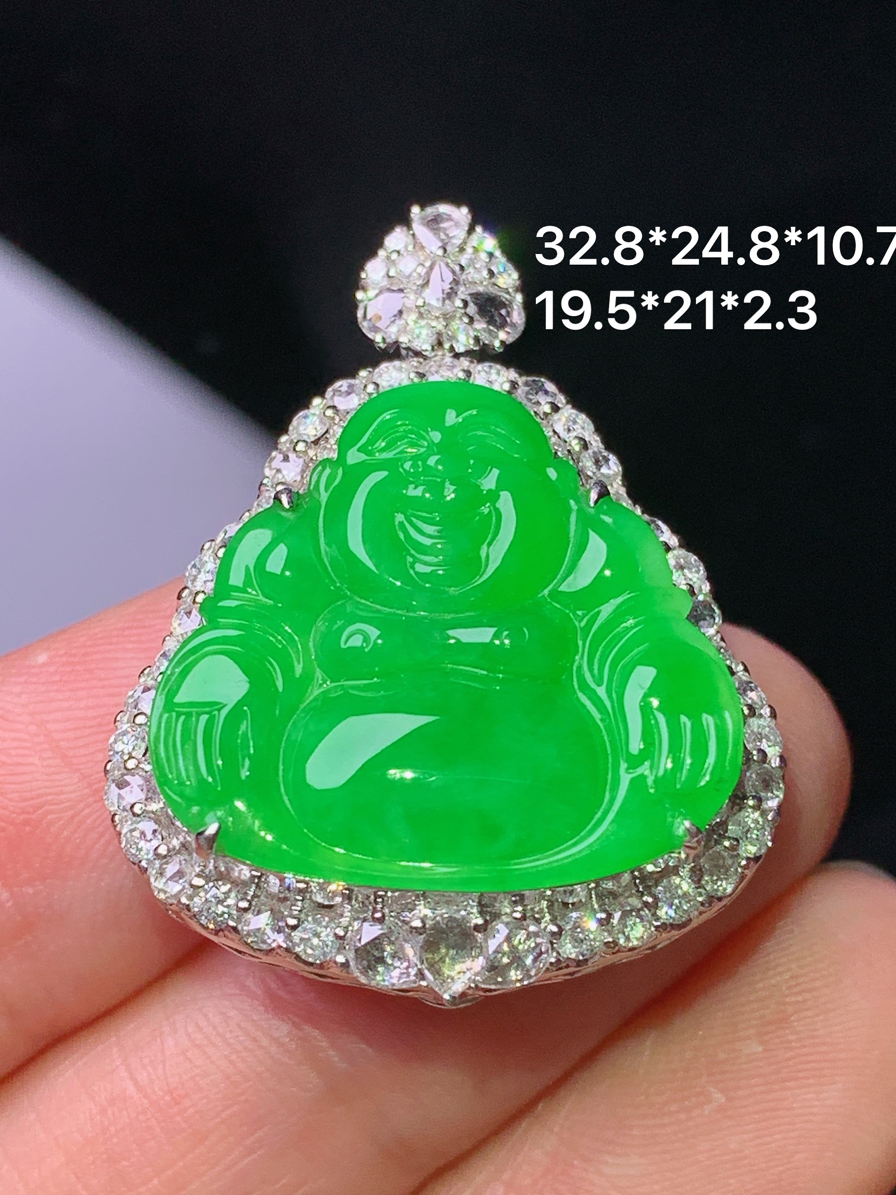 18k金钻镶嵌满绿佛公吊坠 玉质细腻 色泽艳丽清新 水润亮眼 整体尺寸32.8*27.8*10.7m5