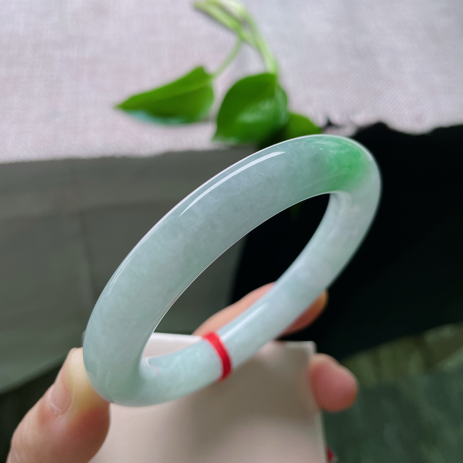 58.5/11.5飘绿圆条，翠色鲜艳夺目，珠圆玉润，传世之翠，一眼入魂。棉线纹