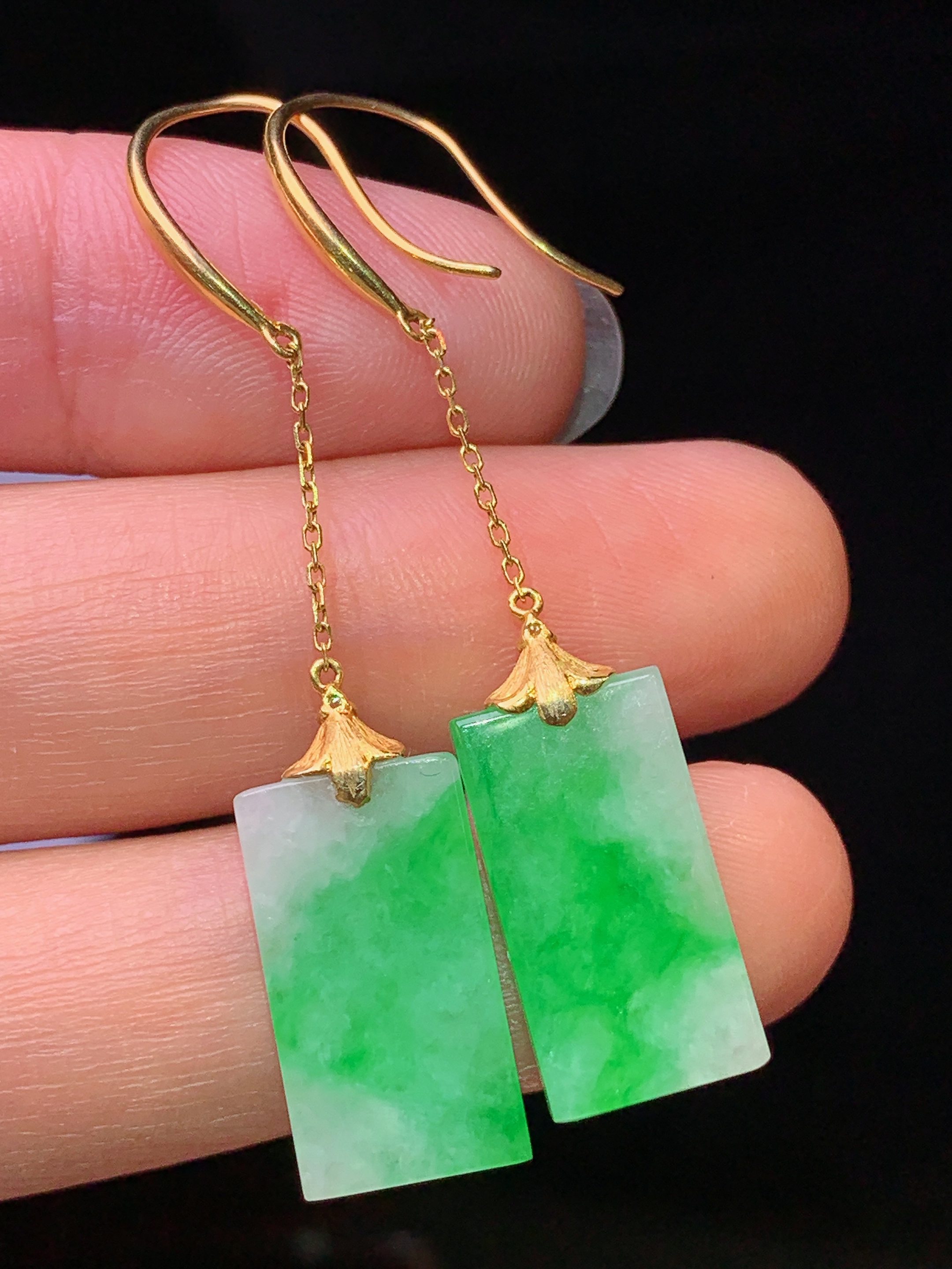 18k金镶嵌翠绿无事牌耳坠 玉质细腻 色泽艳丽清新 水润亮眼 整体尺寸48.2*9.2*2.8yz