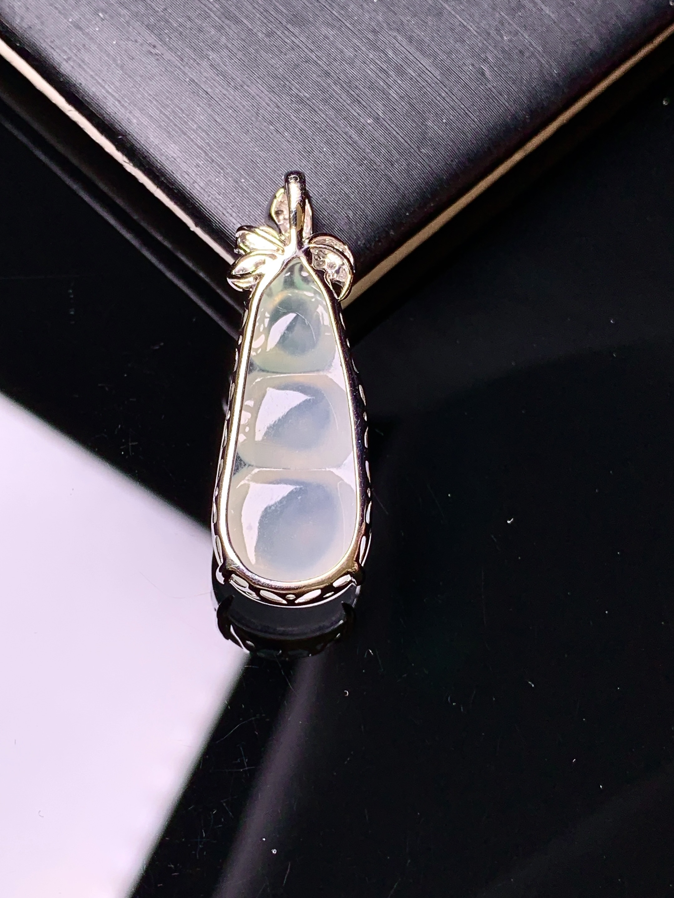 18k金钻镶嵌冰种四季豆吊坠 玉质细腻 色泽艳丽清新 水润亮眼 整体尺寸29.6*10.6*7.8g2