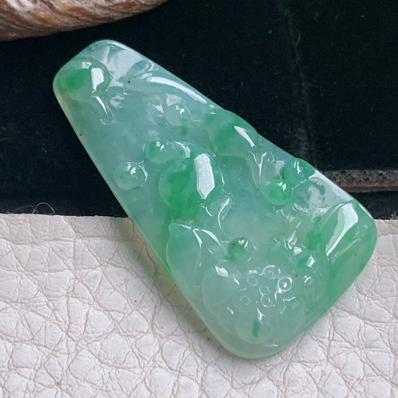 ajj实拍38.7*21.6*4.5缅甸翡翠冰绿莲年有余玉吊坠 玉挂件