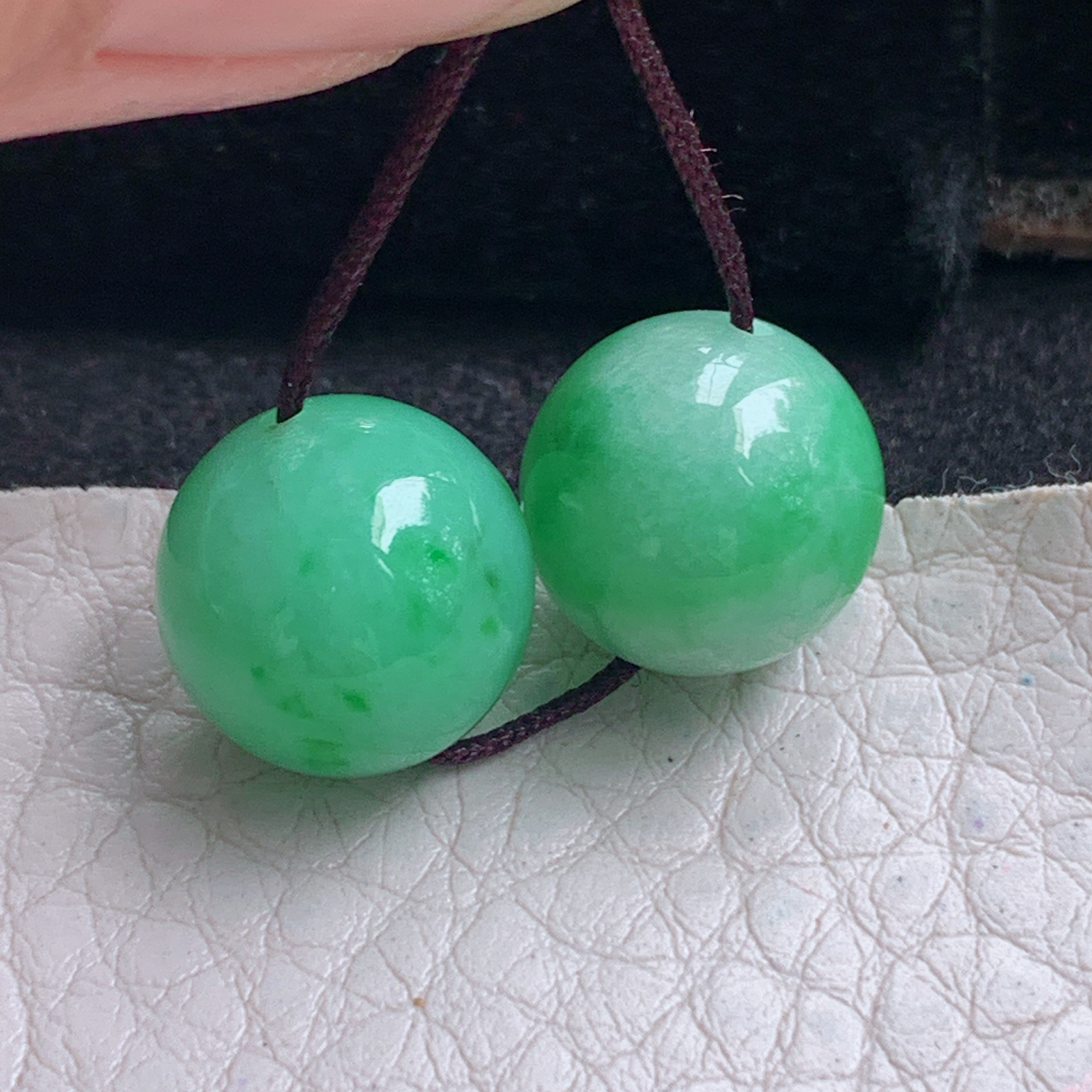 py实拍12mm 缅甸翡翠胶感饱满辣绿圆珠一对！