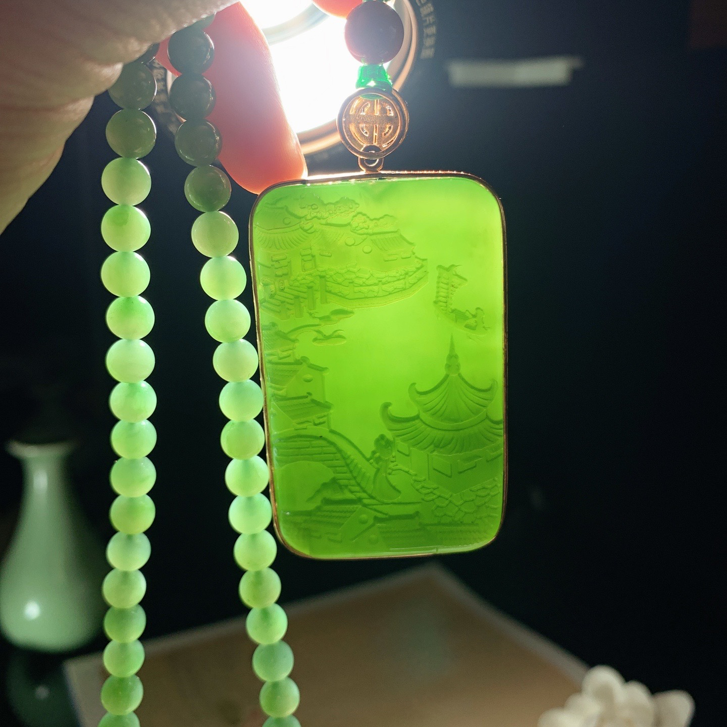和田玉925银阳绿俄罗斯碧玉山水怡情牌子挂件。尺寸58/37/10重95克 玉质细腻油润 底色纯净 脂粉好，品质好。lt260328