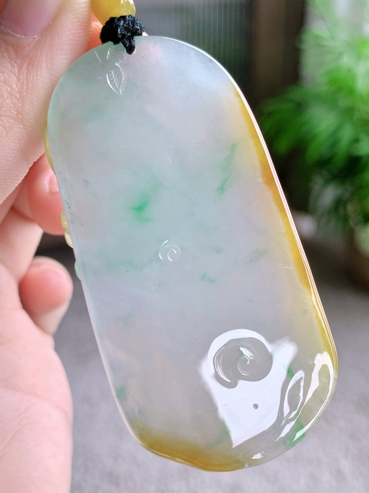 【裸石】冰黄加绿鹿牌一路繁花吊坠
【说明】缅料 性价比高  
【尺寸】63-32.4-7