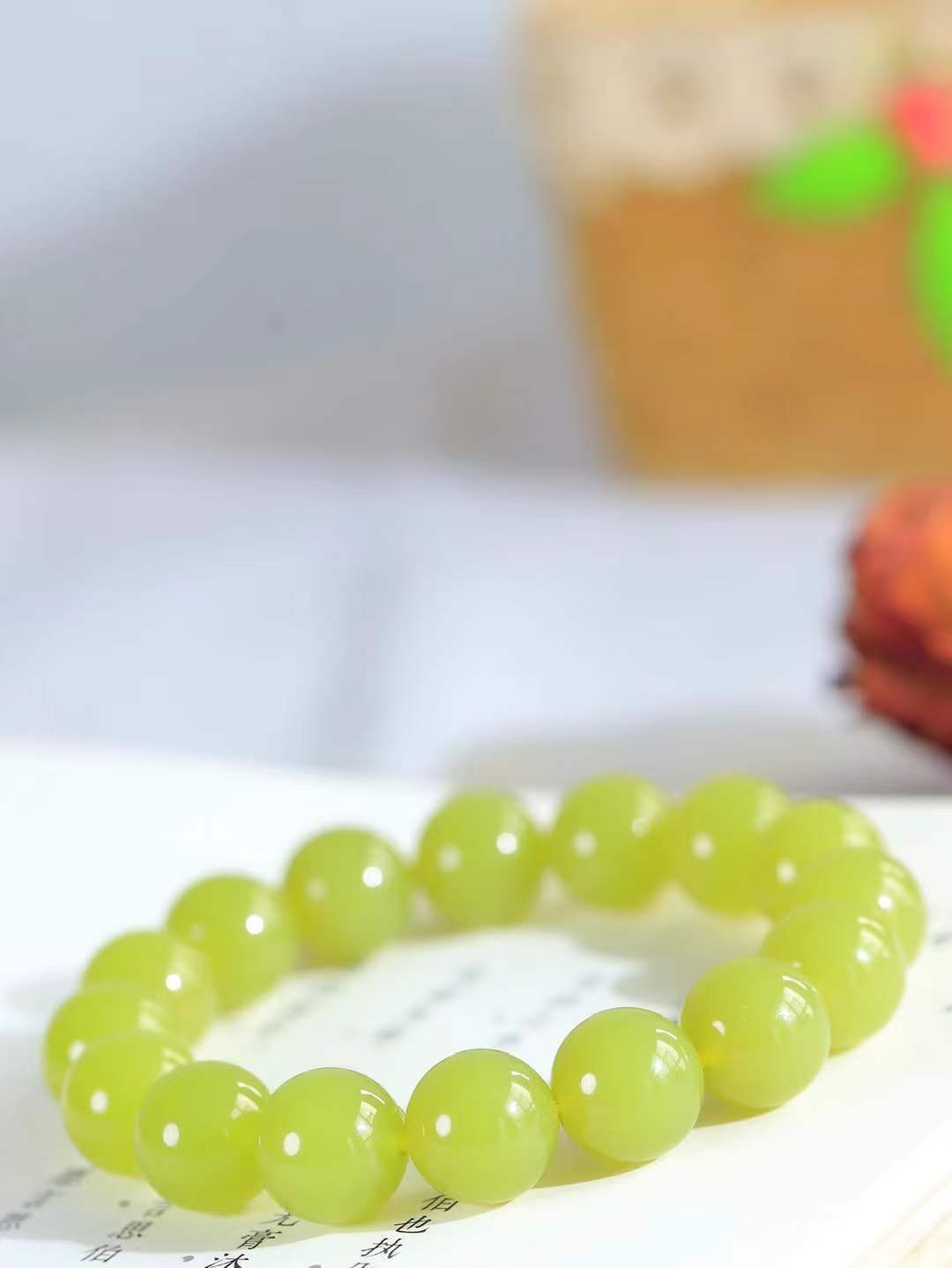 【珠圆玉润.手串】

精品️和田玉黄口珠圆玉润手串 玉质温润细腻  整串打磨圆润，佩戴舒适。珠珠落玉盘，间关莺语花底滑，一生美好时光，无论身在何处，都有它相伴相守。事事顺遂，幸福美满，吉祥如意。重42.5克 尺寸取一11.9mm  FDA-22361833