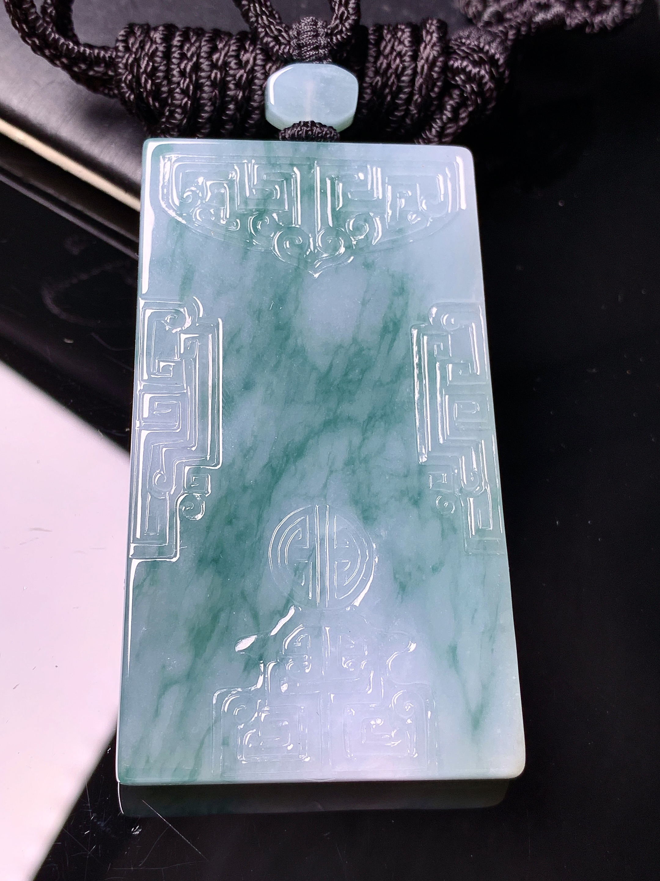 飘花无事牌吊坠 玉质细腻 色泽艳丽清新 水润亮眼 整体尺寸60.3*35*6L1