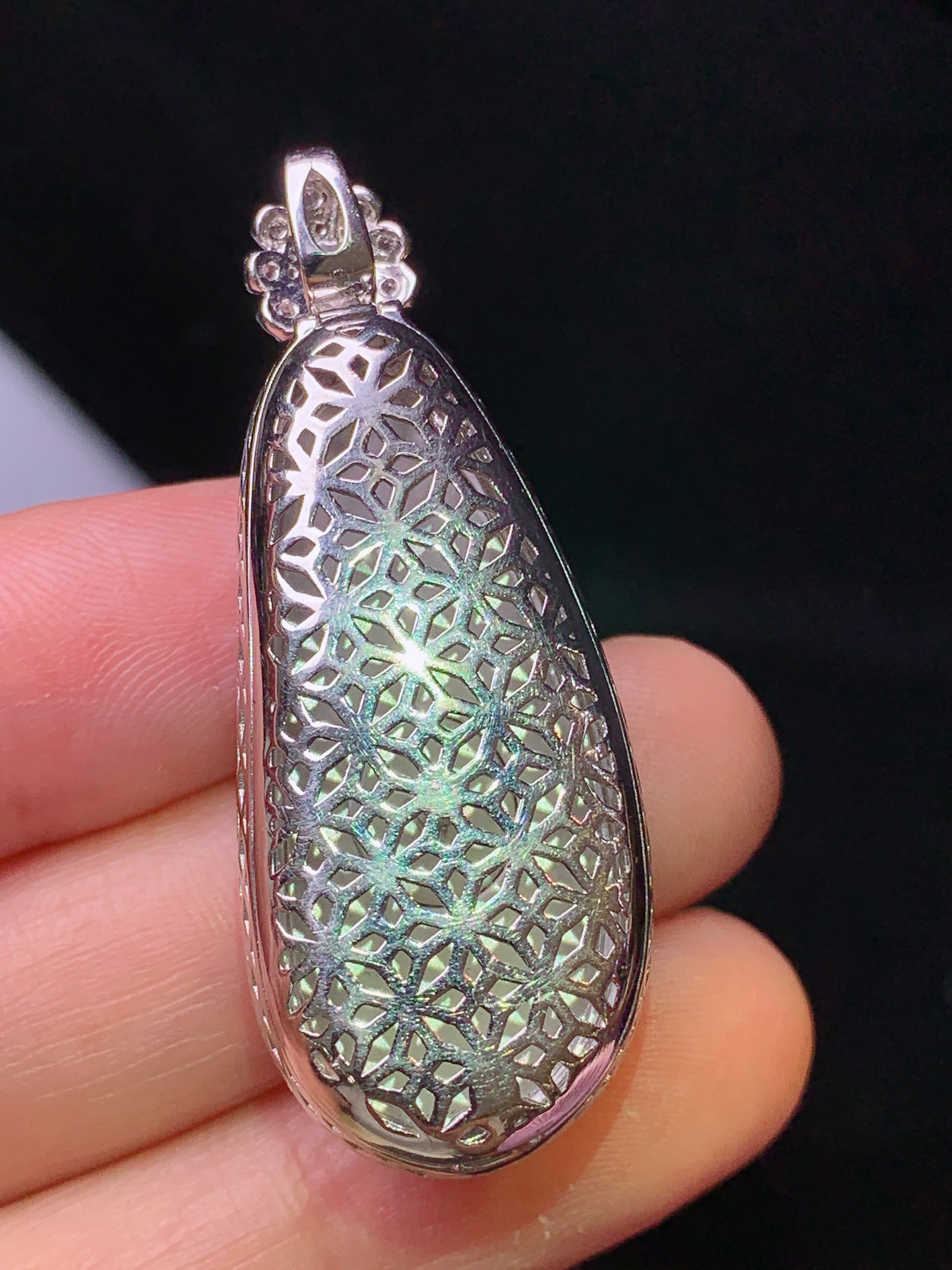 18k金钻镶嵌满绿四季豆吊坠 玉质细腻 色泽艳丽清新 水润亮眼 整体尺寸43*17*11f1