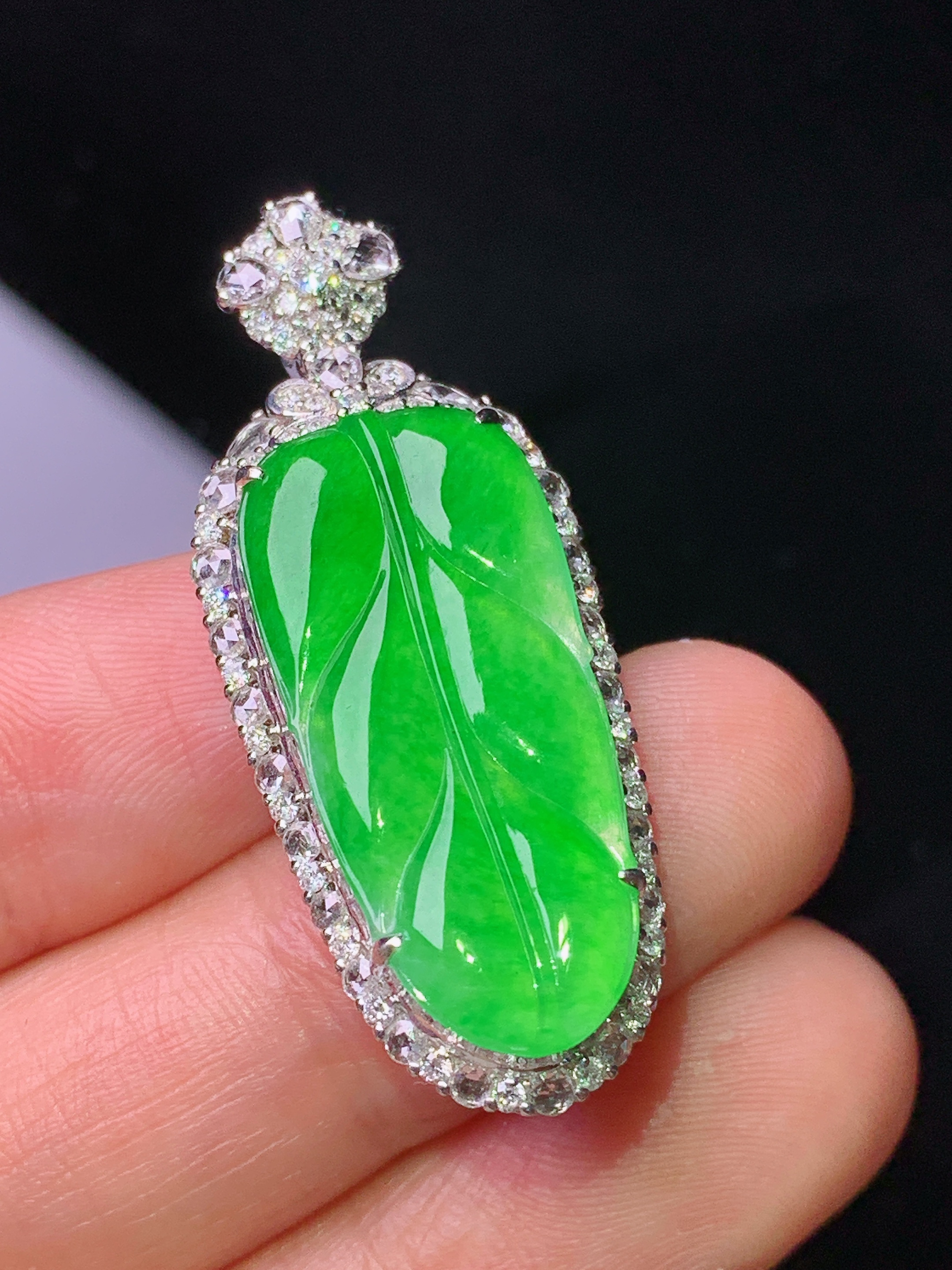 18k金钻镶嵌翠绿树叶吊坠 玉质细腻 色泽艳丽清新 水润亮眼 整体尺寸38.6*15.3*8.5m5