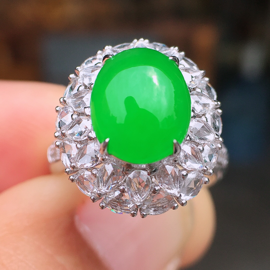 阳绿蛋面戒指，色泽均匀艳丽，玉质细腻，荧光感超
强，饱满圆润，尽显优雅气质，18k
金豪华镶嵌