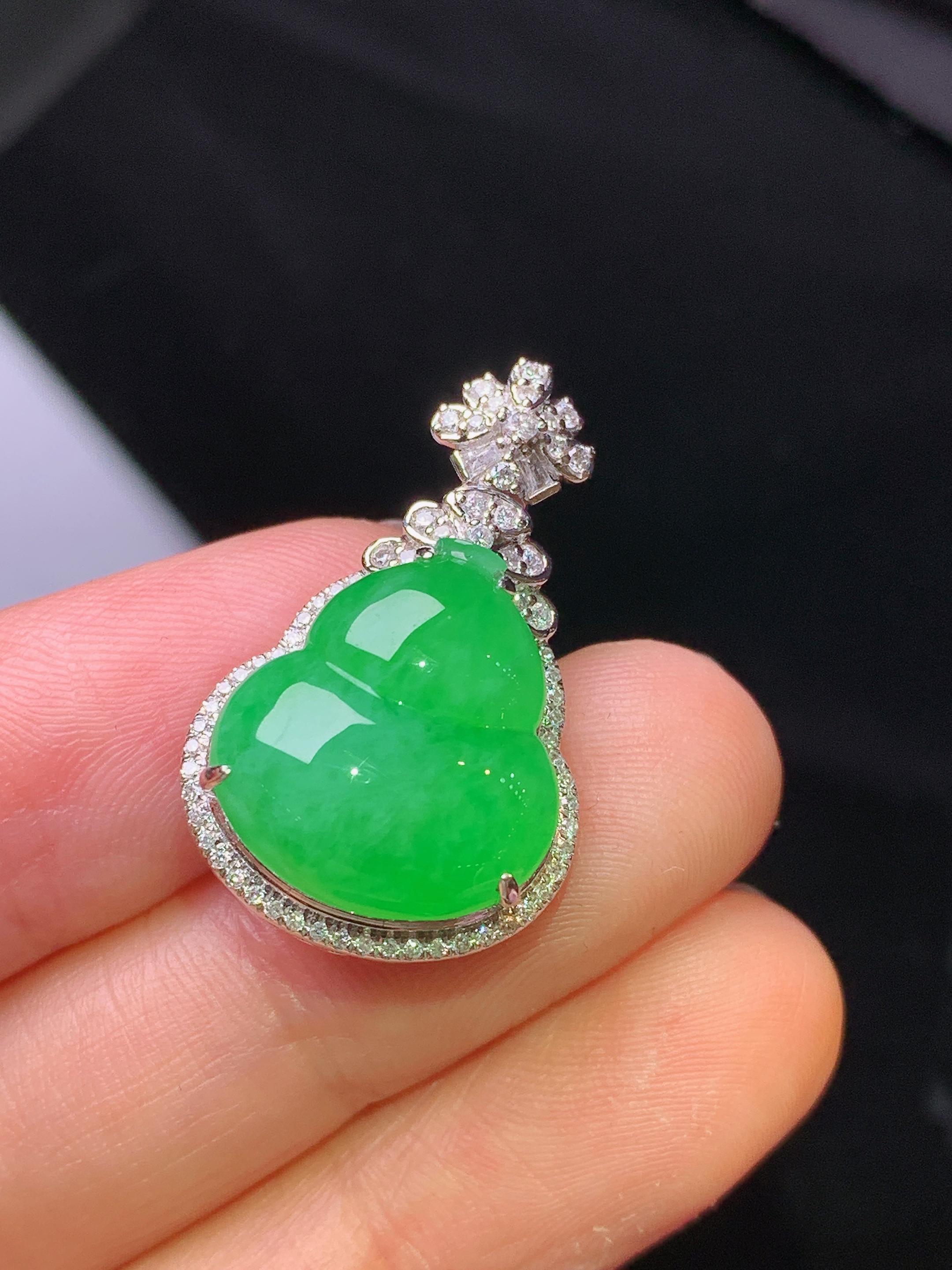 18k金钻镶嵌翠绿葫芦吊坠 玉质细腻 色泽艳丽清新 水润亮眼 整体尺寸26.3*16.6*9.8f1