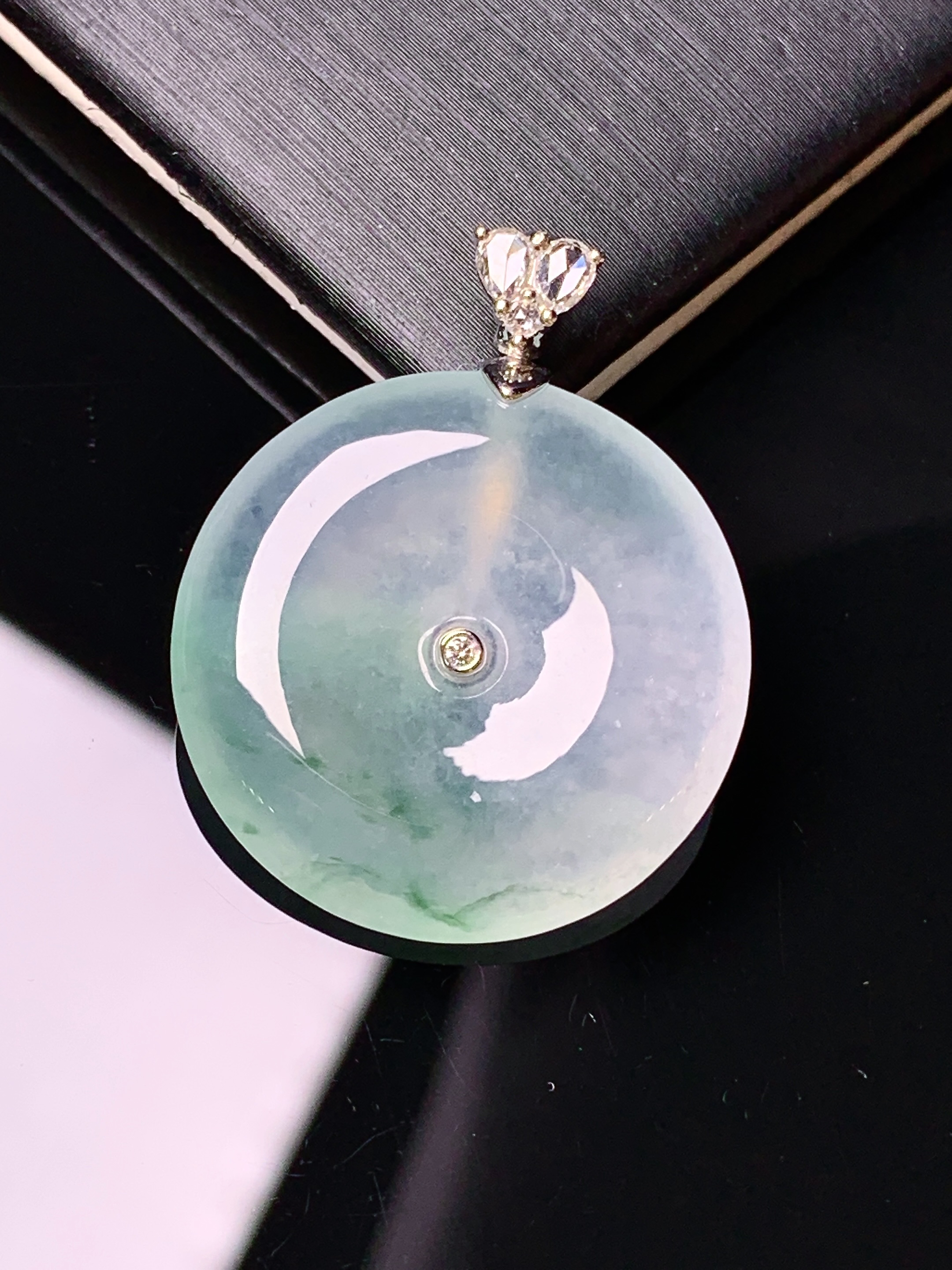 18k金钻镶嵌冰种平安扣吊坠 玉质细腻 色泽艳丽清新 水润亮眼 整体尺寸29.7*23.5*4.5g