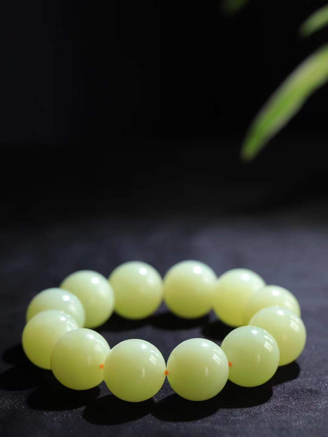 【珠圆玉润.手串】

精品️和田玉黄口珠圆玉润手串 玉质温润细腻  整串打磨圆润，佩戴舒适。珠珠落玉盘，间关莺语花底滑，一生美好时光，无论身在何处，都有它相伴相守。事事顺遂，幸福美满，吉祥如意。重146.5克 尺寸取一19.8mm  FDA-22361833