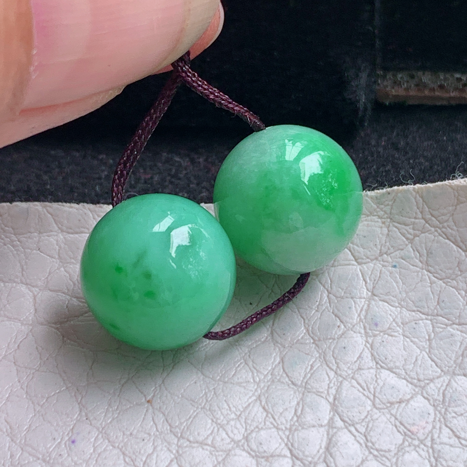 py实拍12mm 缅甸翡翠胶感饱满辣绿圆珠一对！