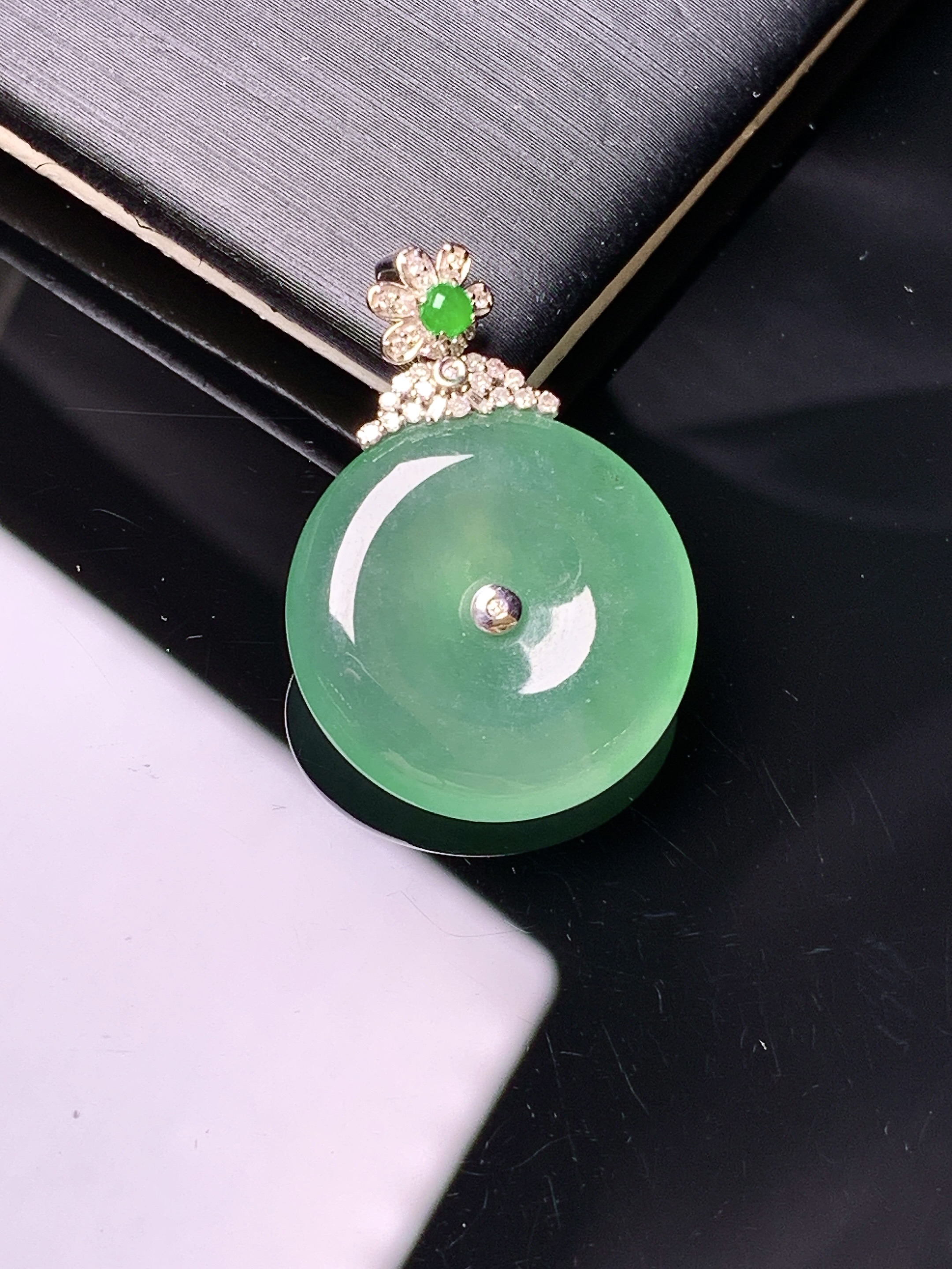 18k金钻镶嵌冰种晴绿平安扣吊坠 玉质细腻 色泽艳丽清新 水润亮眼 整体尺寸25.6*18*4.6b1