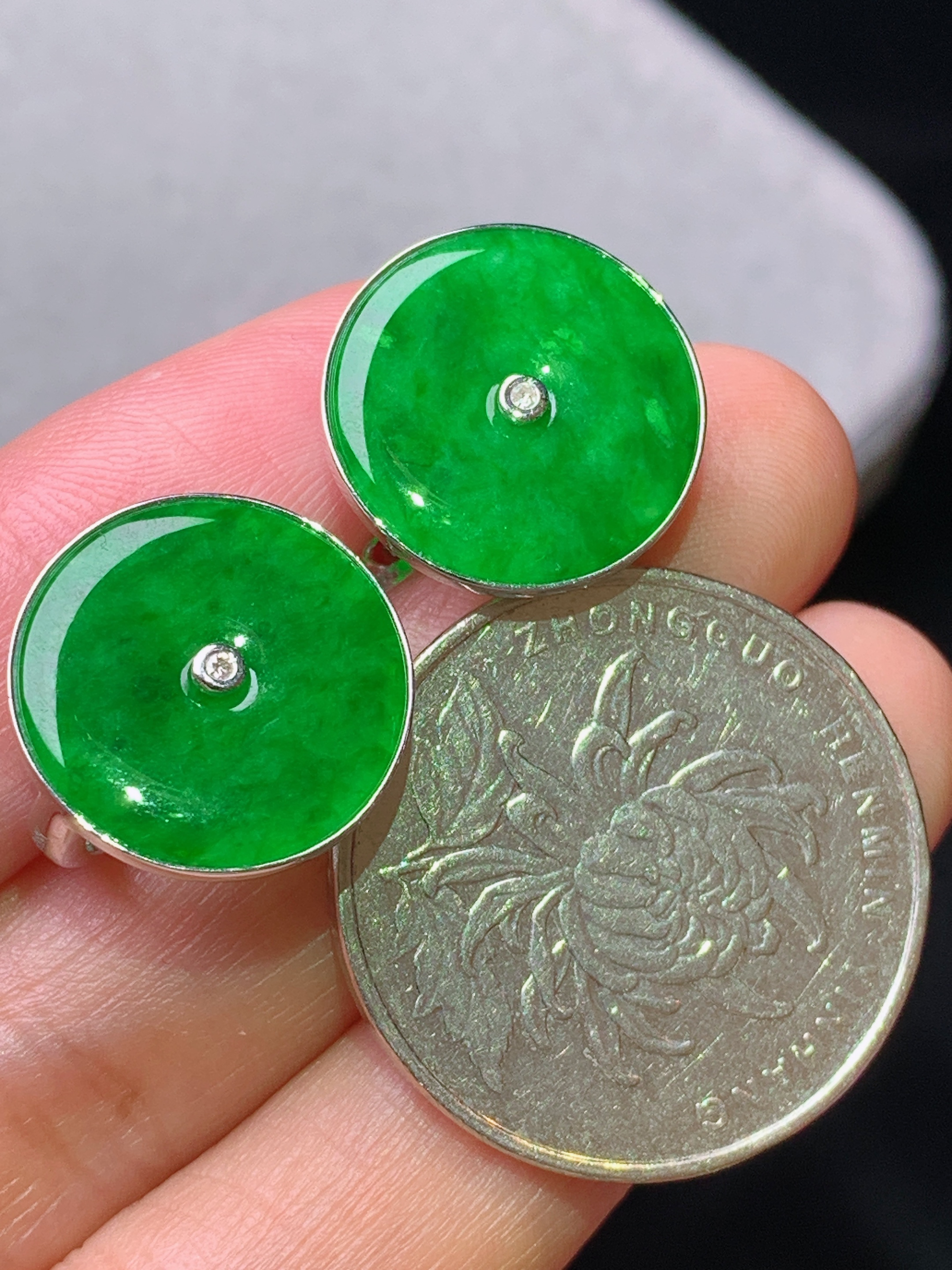 18k金镶嵌满绿平安扣吊坠 玉质细腻 色泽艳丽清新 水润亮眼 裸石尺寸15.5*2