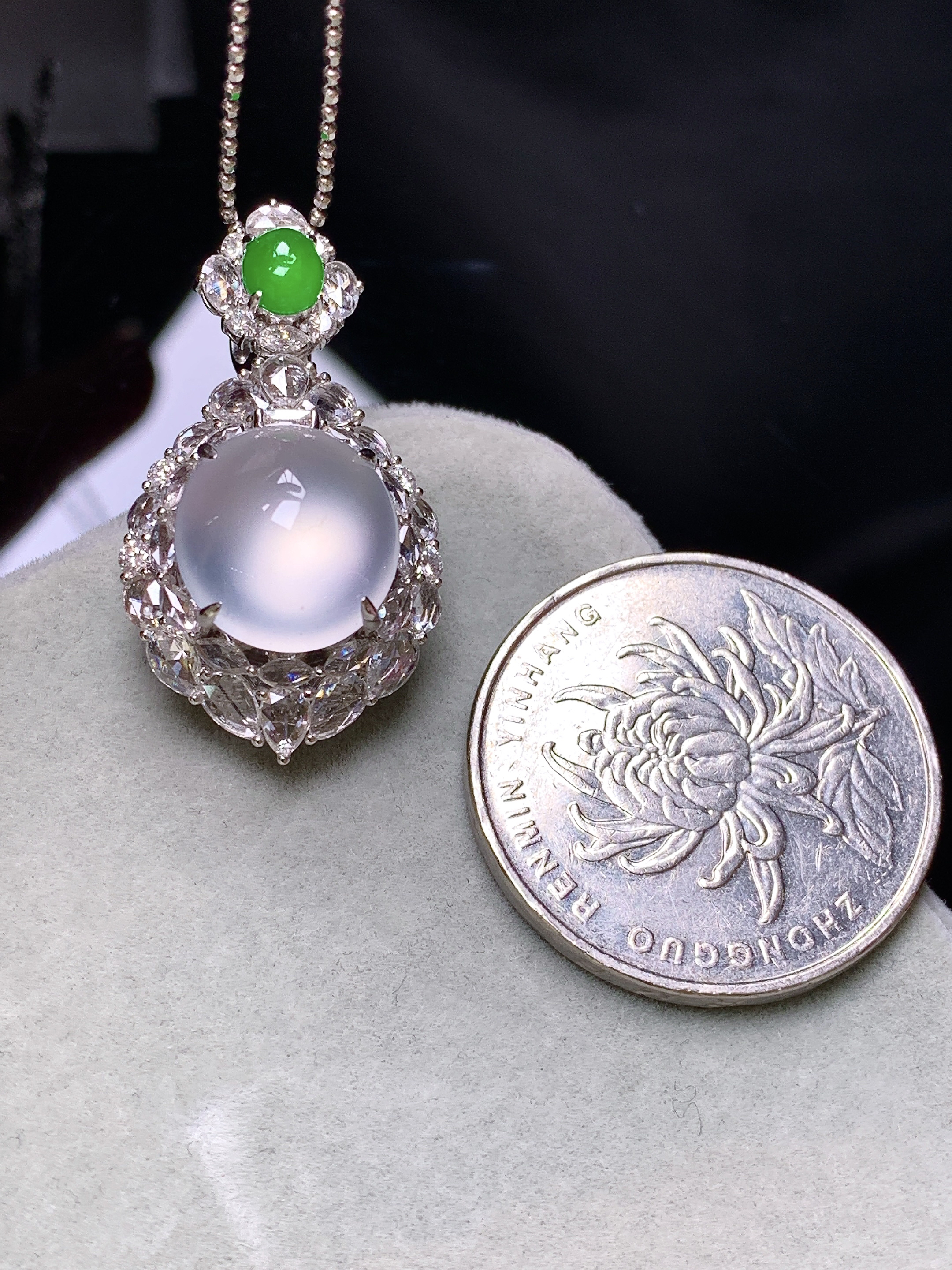 18k金钻镶嵌玻璃种蛋面吊坠 玉质细腻 色泽艳丽清新 水润亮眼 整体尺寸30*16.5*12.5j4