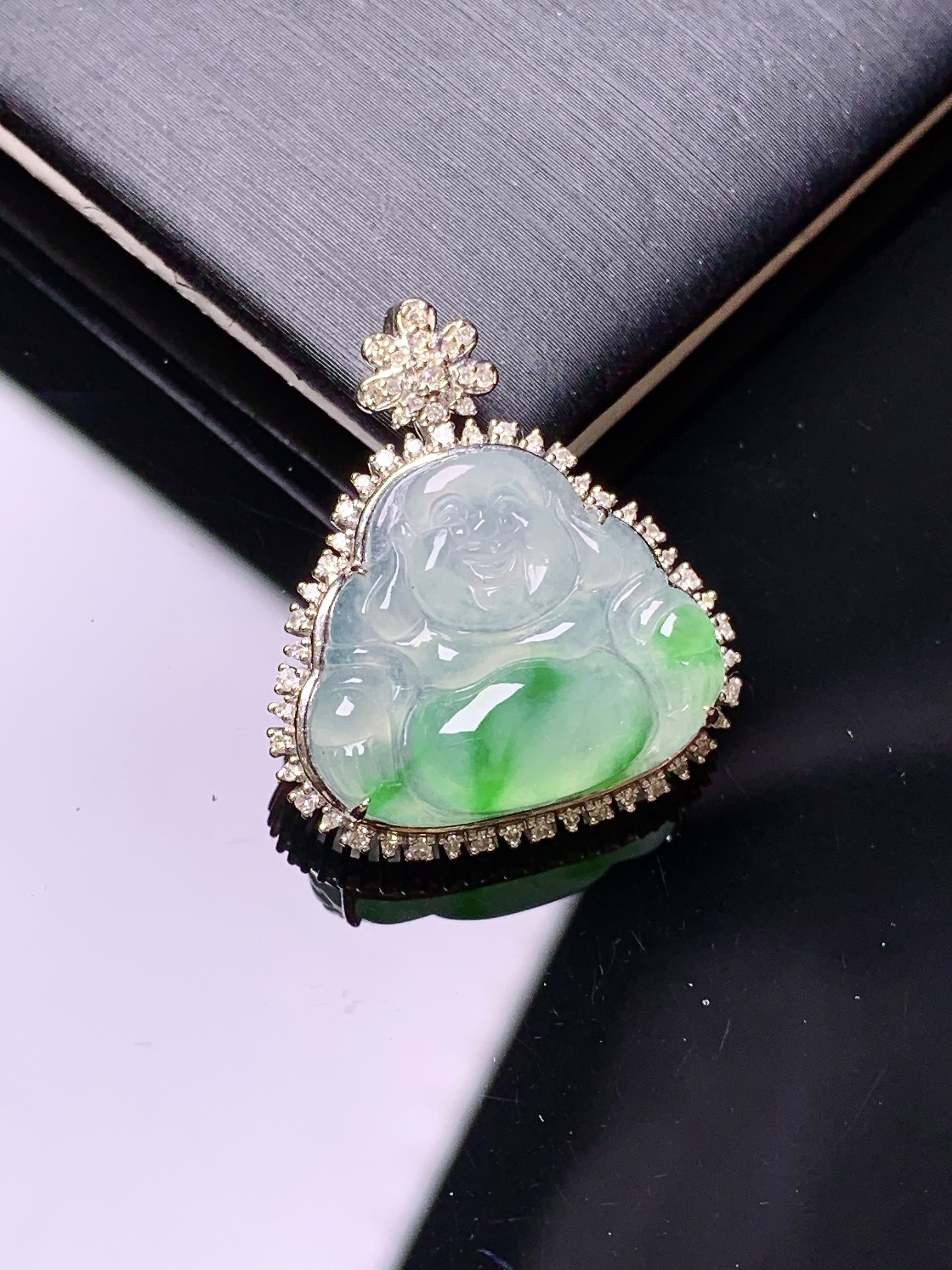 18k金钻镶嵌飘绿佛公吊坠 玉质细腻 色泽艳丽清新 水润亮眼 整体尺寸24.3*21.2*8y4