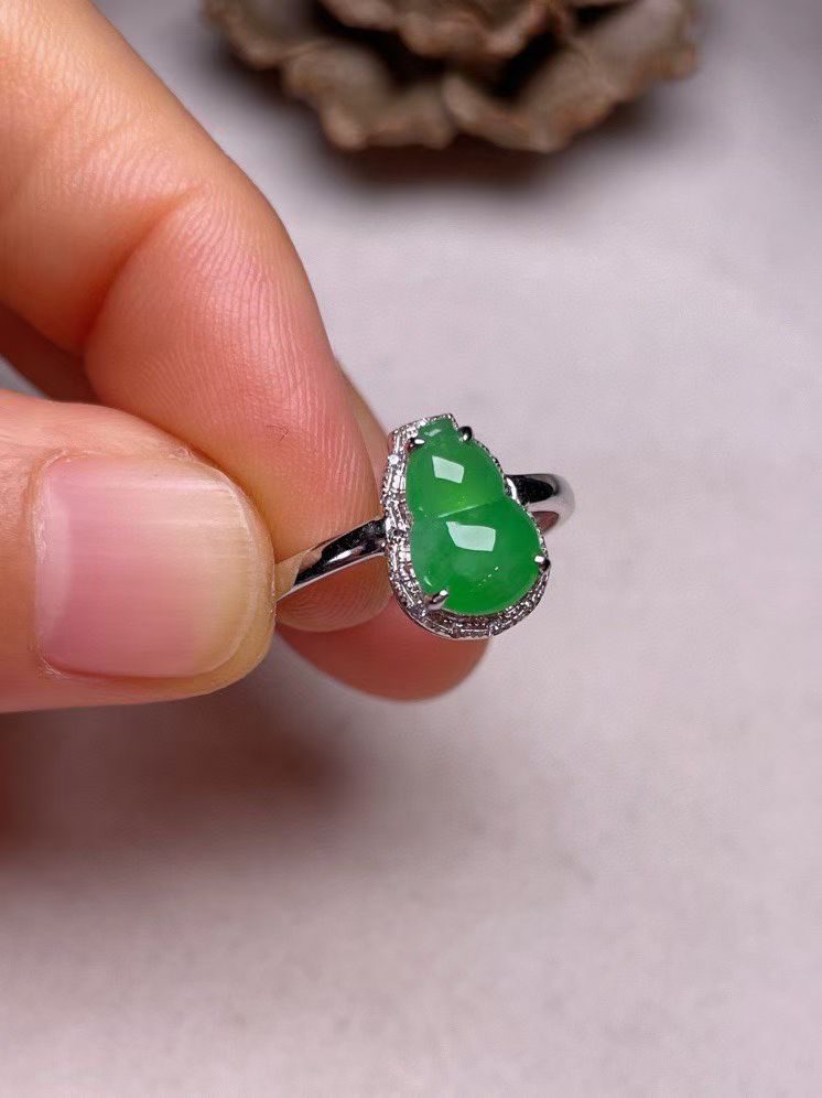 冰种阳绿葫芦戒指、真金真钻镶嵌，种水好，玉质细腻 .裸石尺寸 9.8*6.6