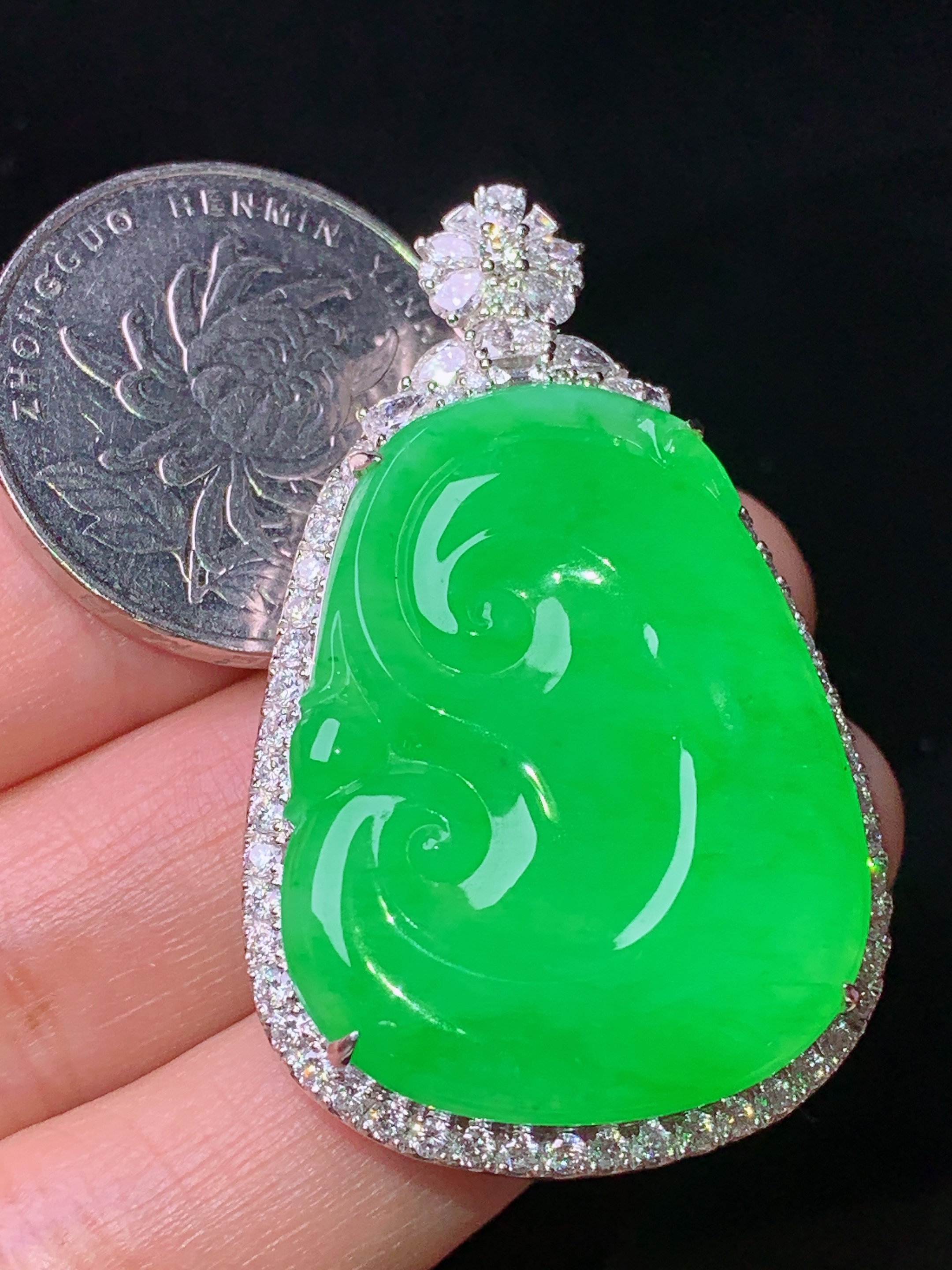 18k金钻镶嵌满绿如意吊坠 玉质细腻 色泽艳丽清新 水润亮眼 整体尺寸44.7*27.8*10m5