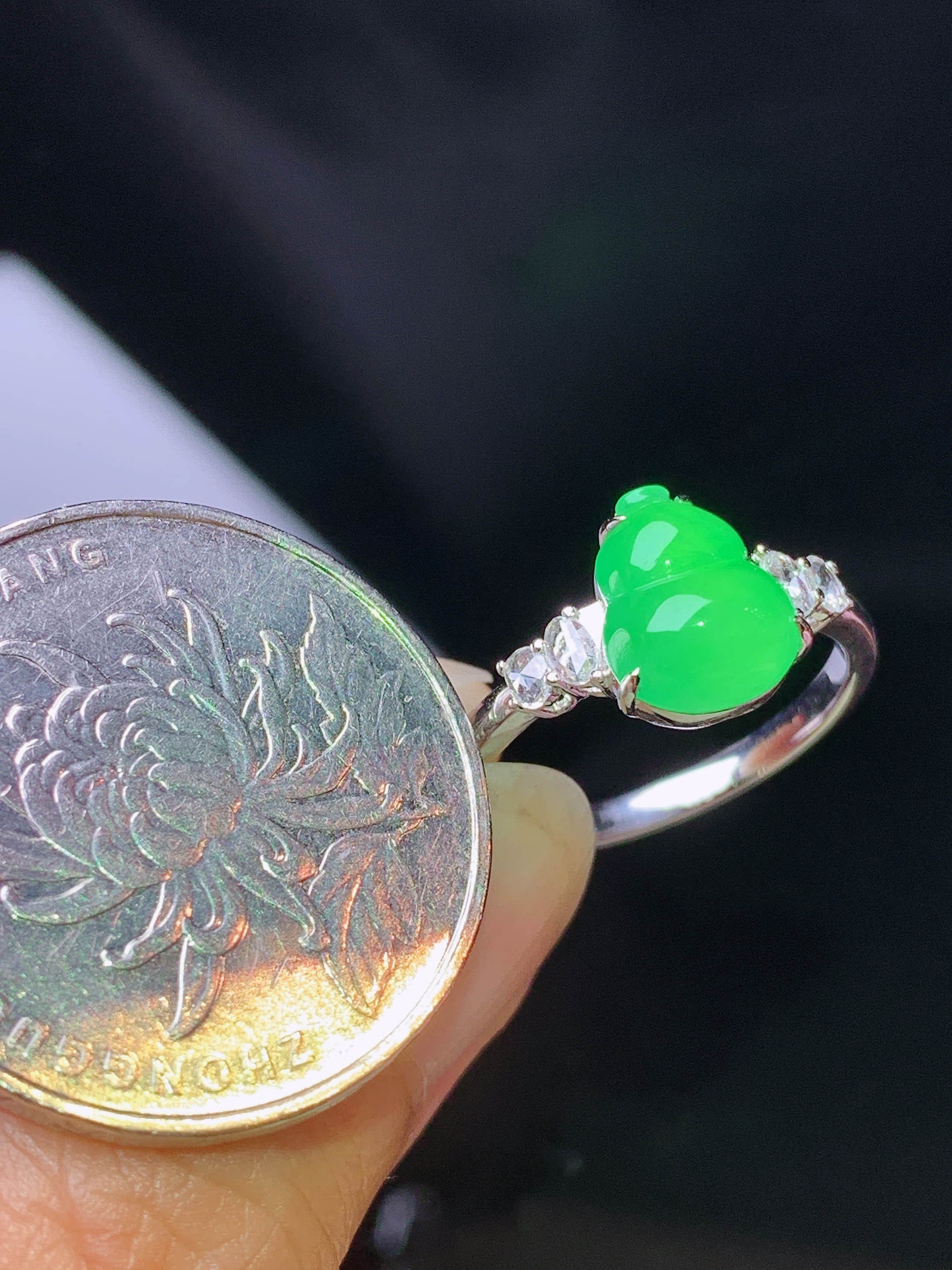 18k金钻镶嵌翠绿葫芦戒指 玉质细腻 色泽艳丽清新 水润亮眼 圈口14 裸石尺寸9.5*7.7*4.2m5
