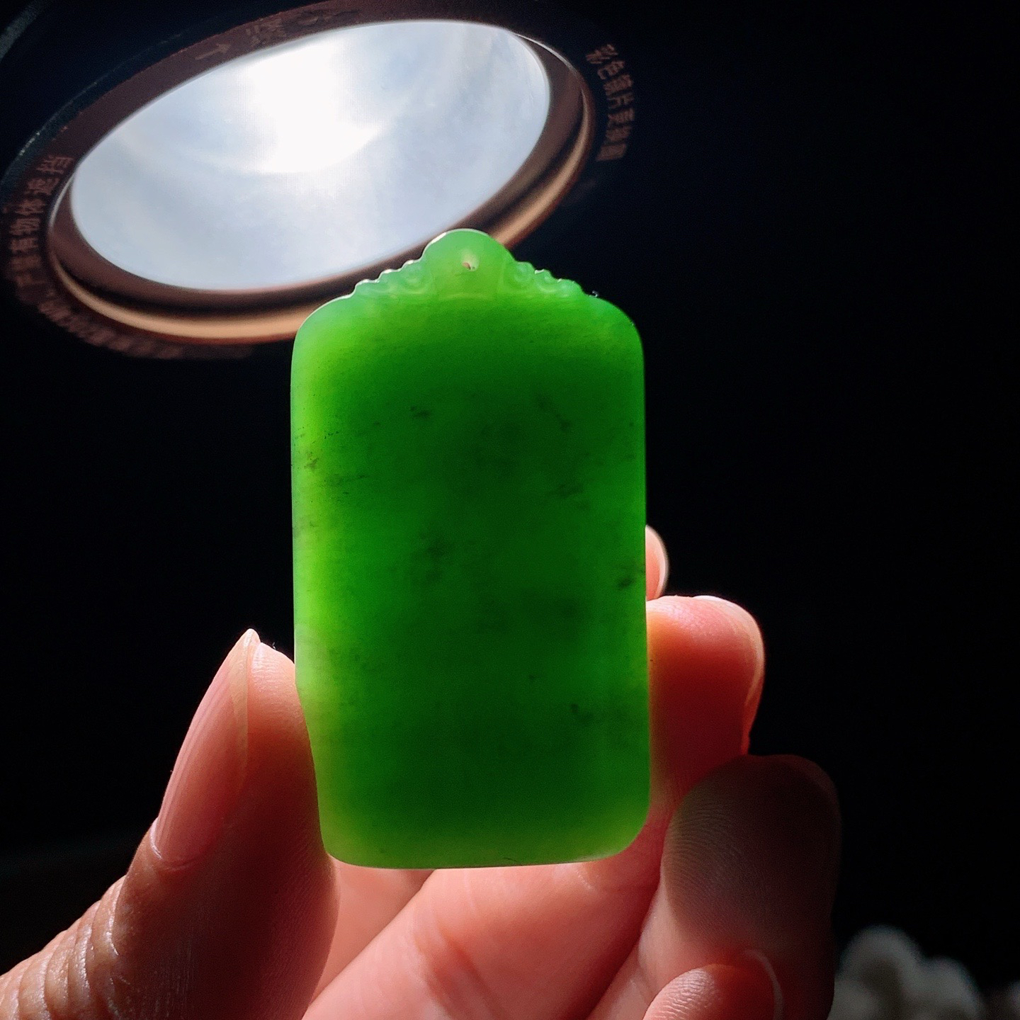 和田玉阳绿俄罗斯碧玉坐莲观音牌子挂件。尺寸42/24/8重18克 玉质细腻油润 底色纯净 脂粉好，品质好。lt260328