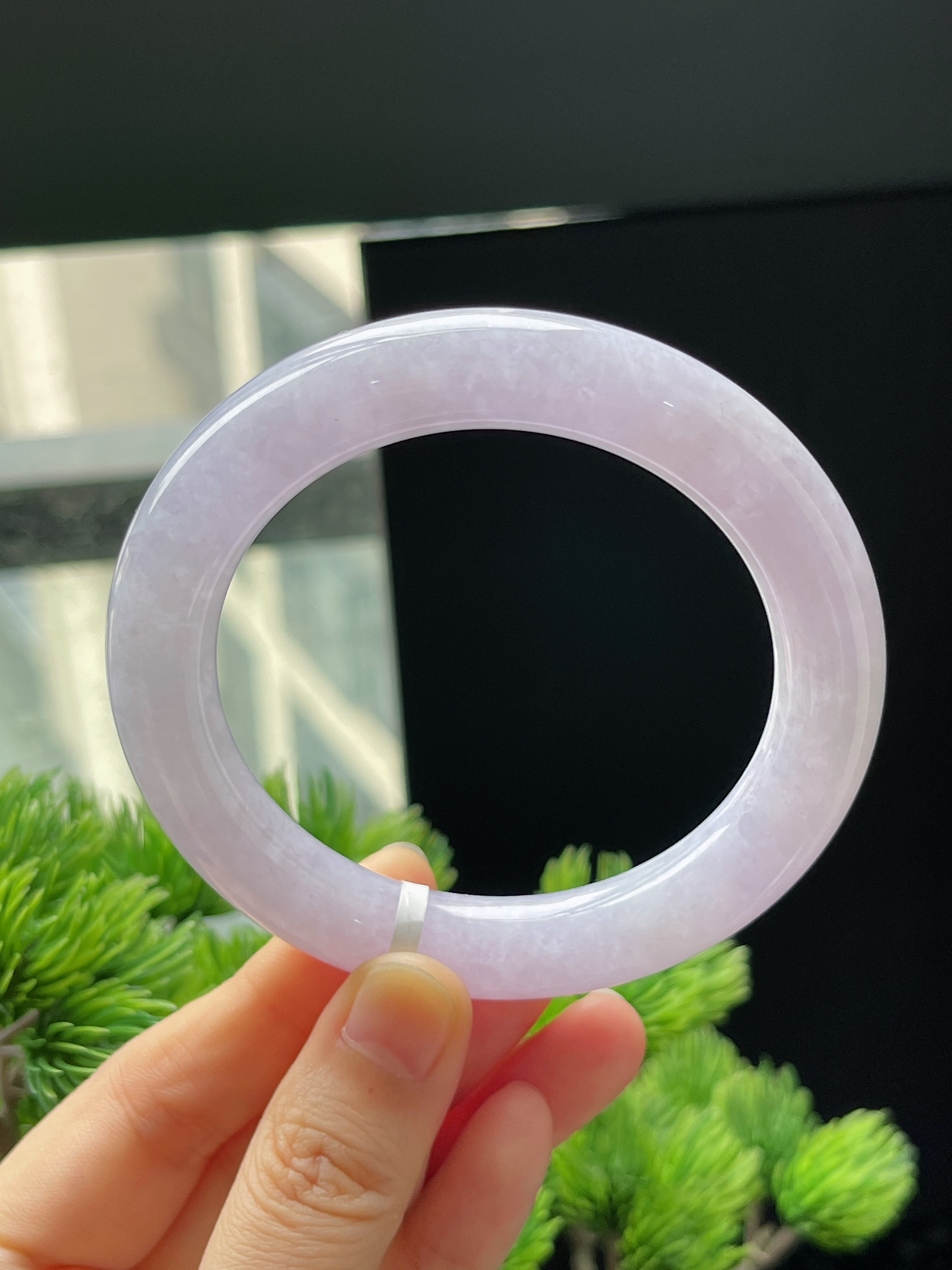 圆镯56.5圈口，翡翠糯化种淡紫色手镯