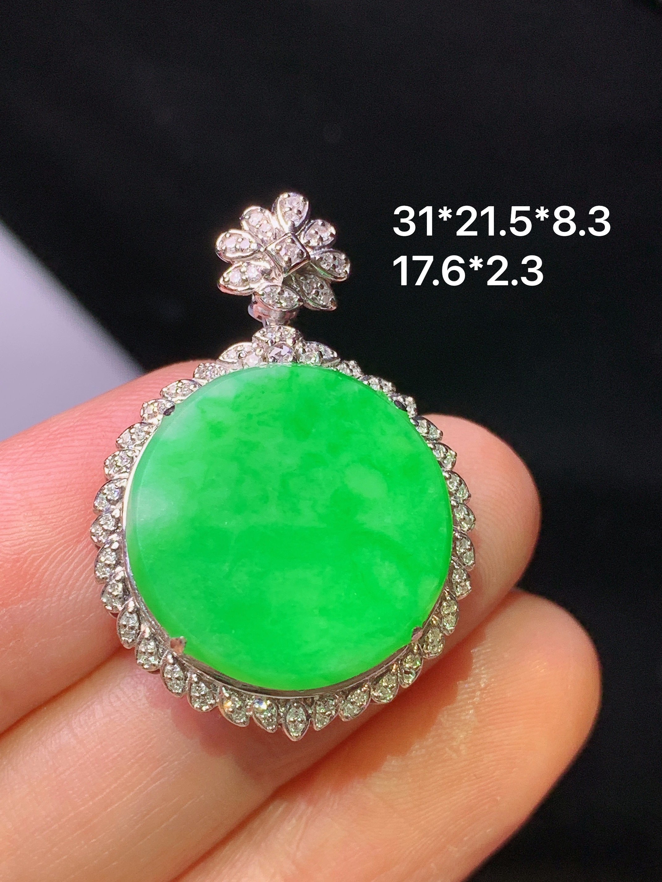 18k金钻镶嵌翠绿圆牌吊坠 玉质细腻 色泽艳丽清新 水润亮眼 整体尺寸31*21.5*8.3y4